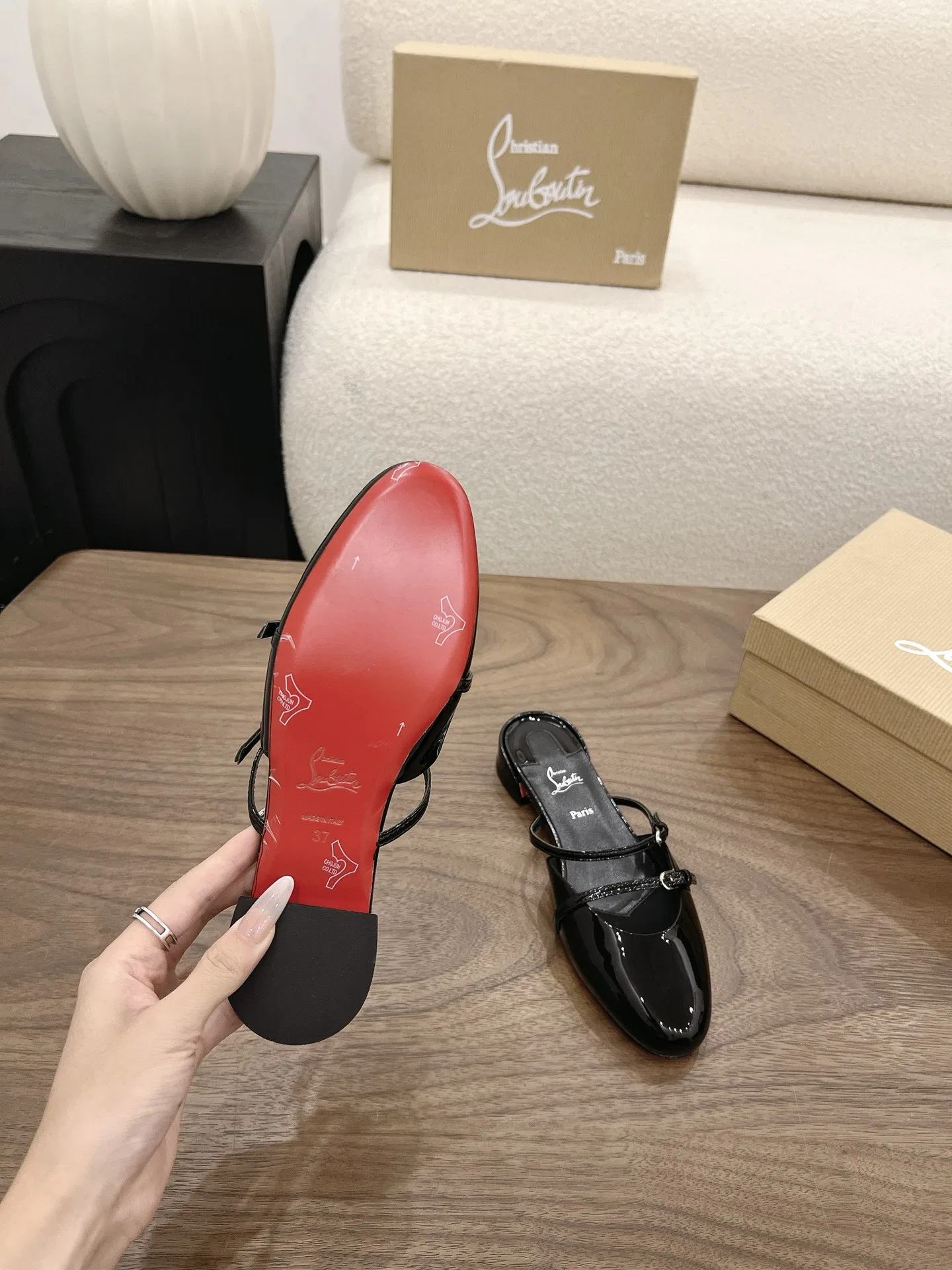 LOUBOUTIN 27FW MSFBUNF 003 플랫슈즈 26