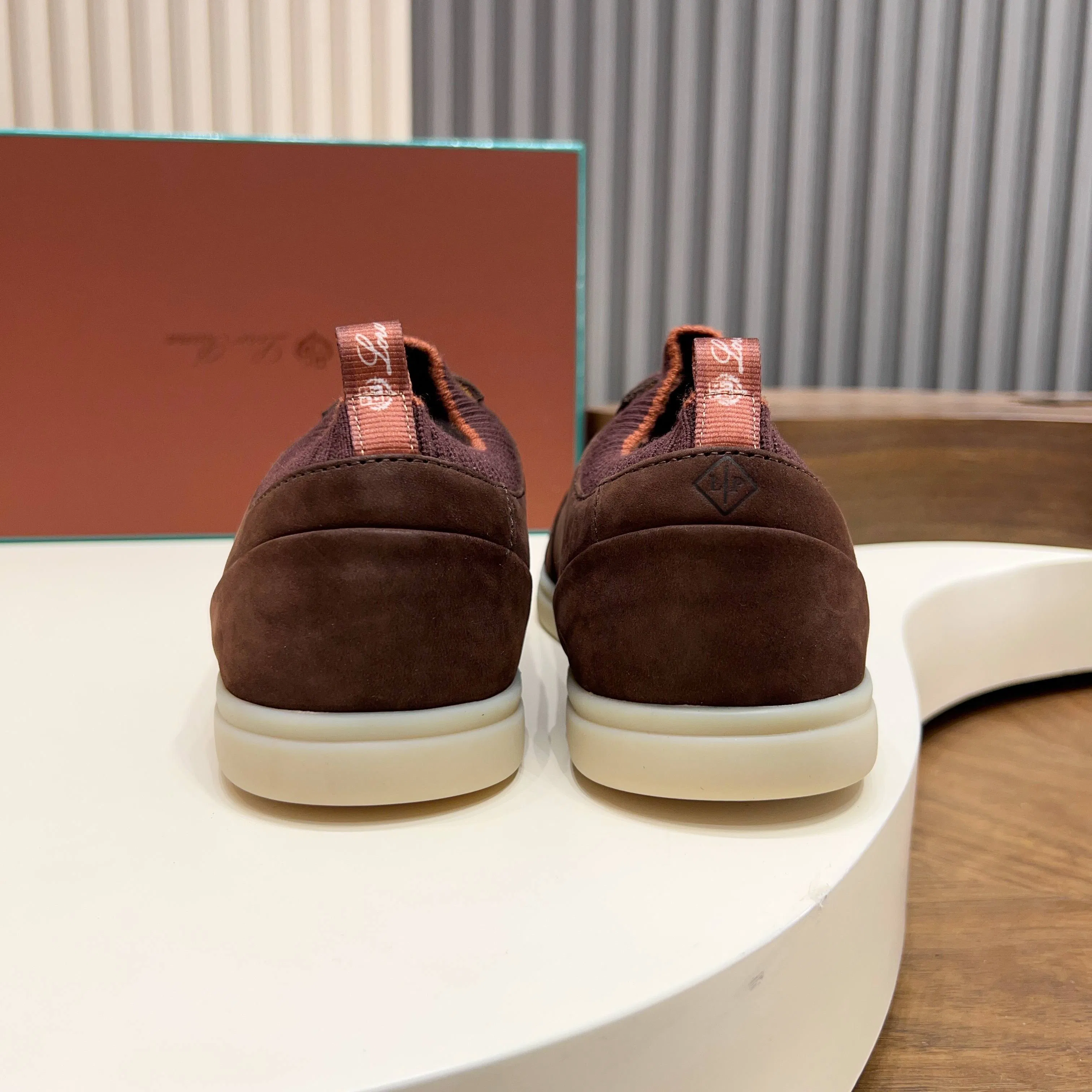 LP 27FW XJBVJYL 005 스니커즈 18