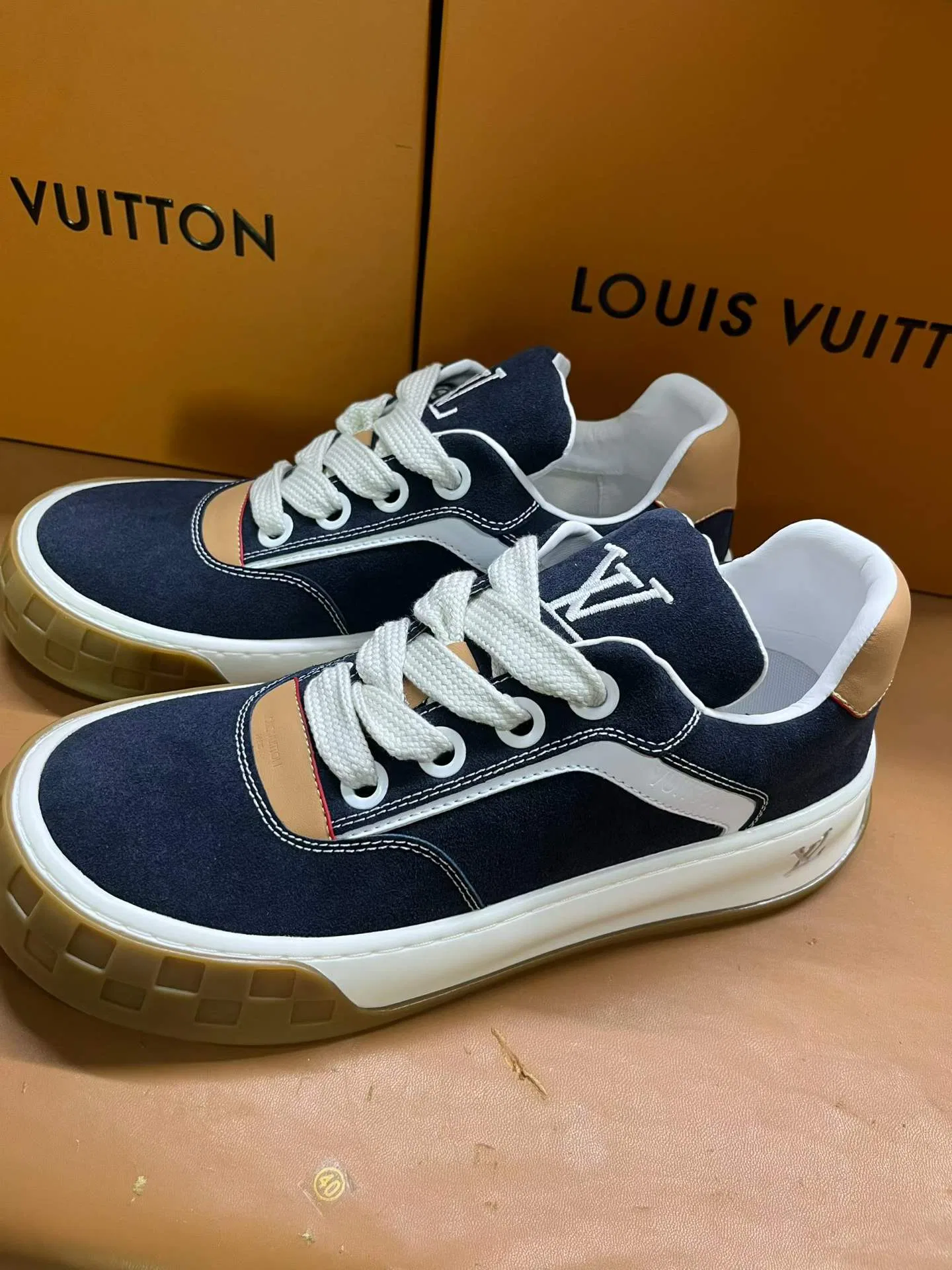 LV 27FW AKUCGHD 005 스니커즈 8