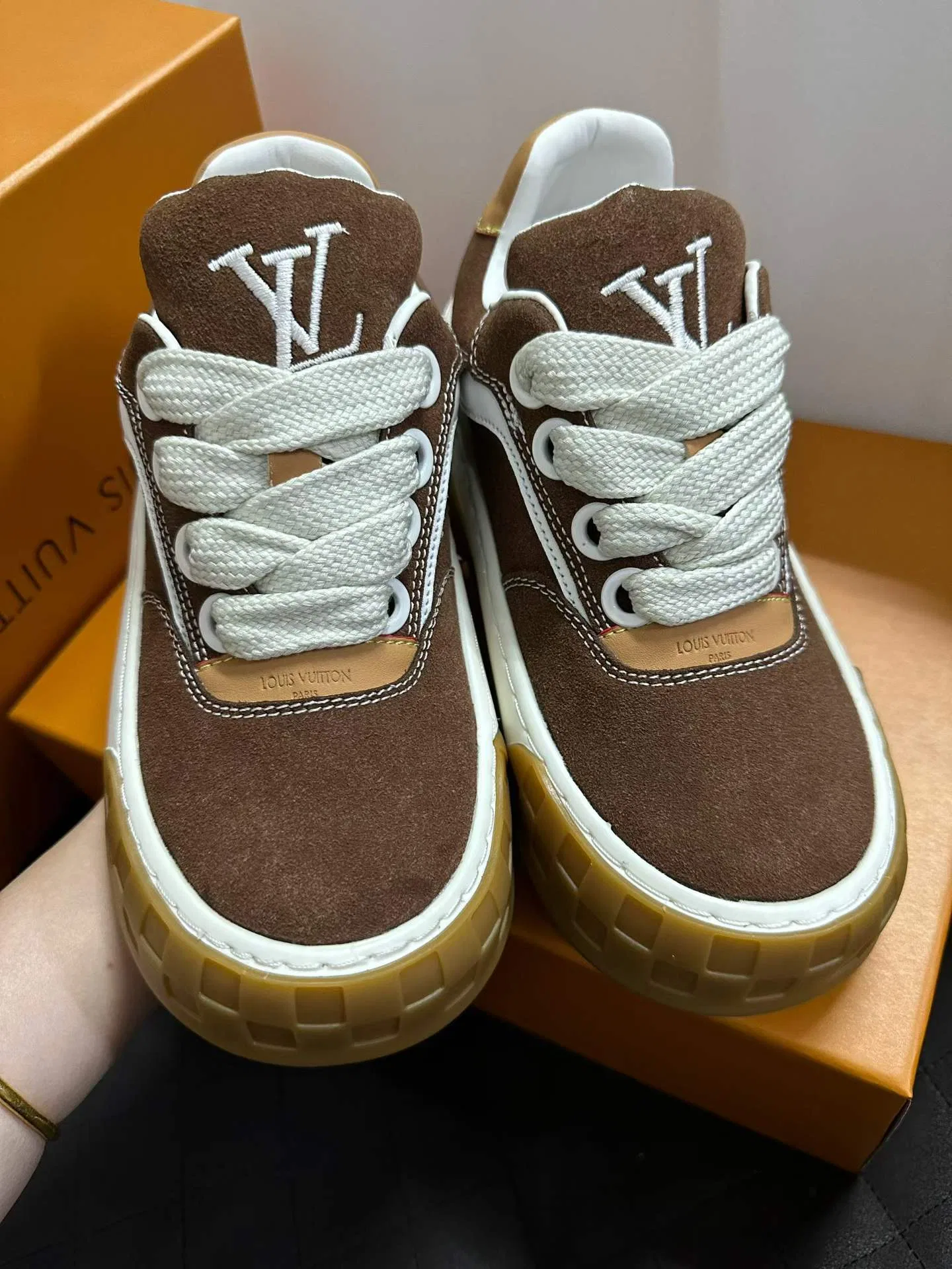 LV 27FW AKUCGHD 005 스니커즈 10
