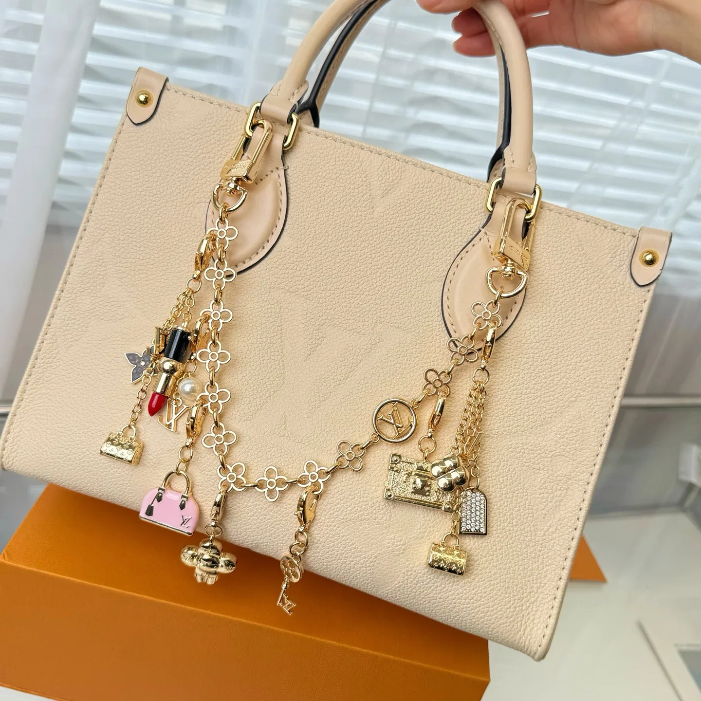 LV 27FW AKUCGHD 020 키링 11