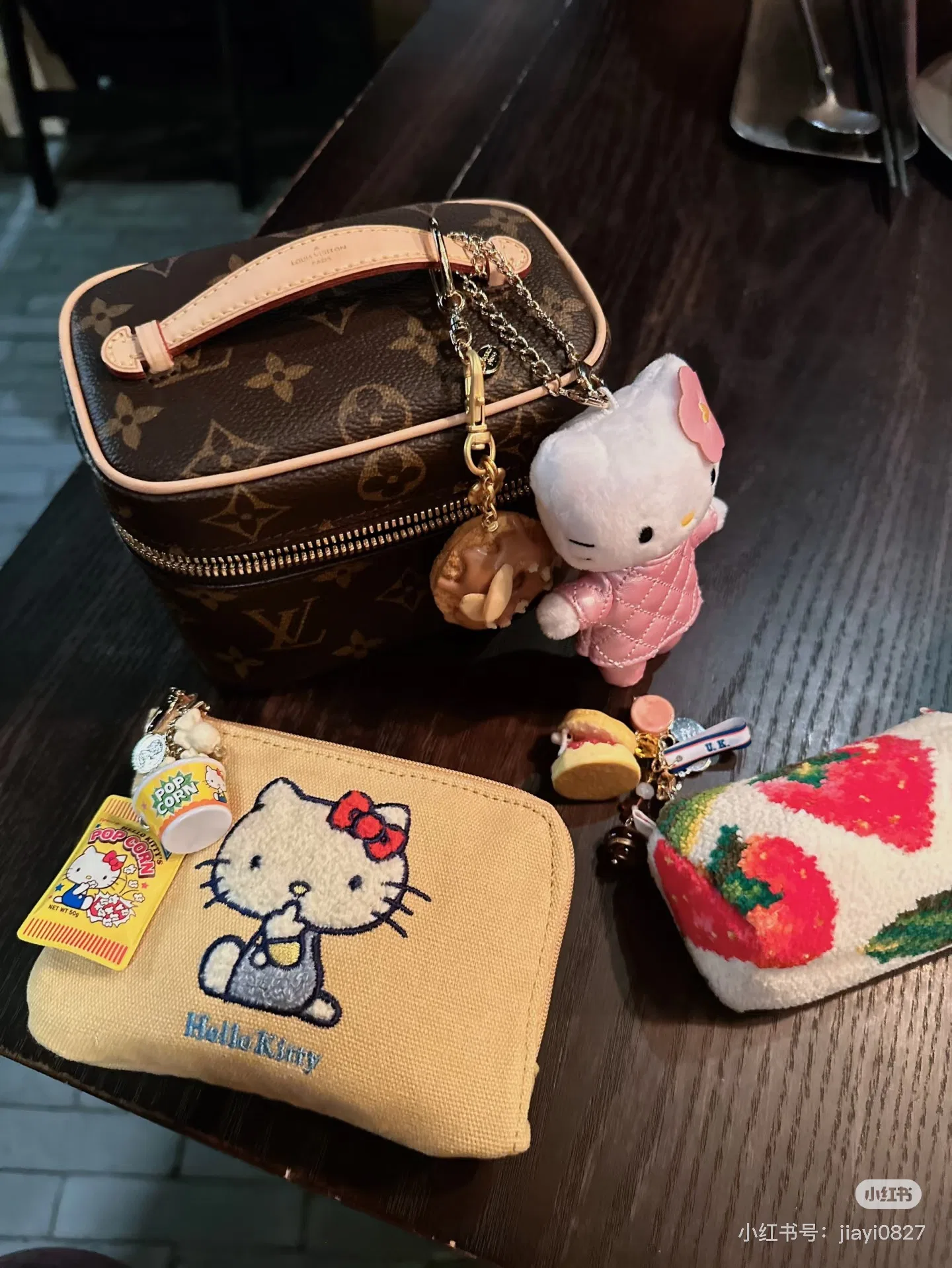 LV 27FW AKUCGHD 042 파우치 14