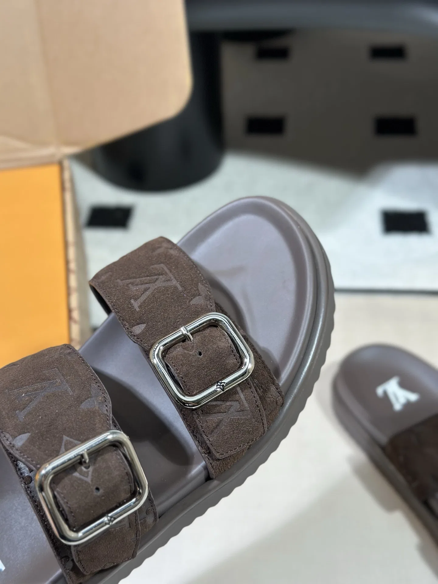 LV 27FW AKUCGHD 067 샌들 7