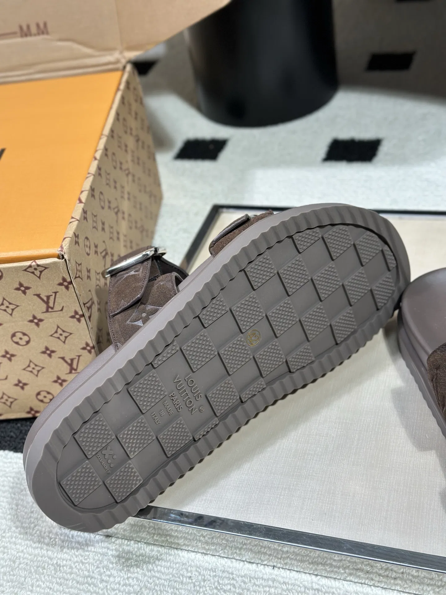 LV 27FW AKUCGHD 067 샌들 9