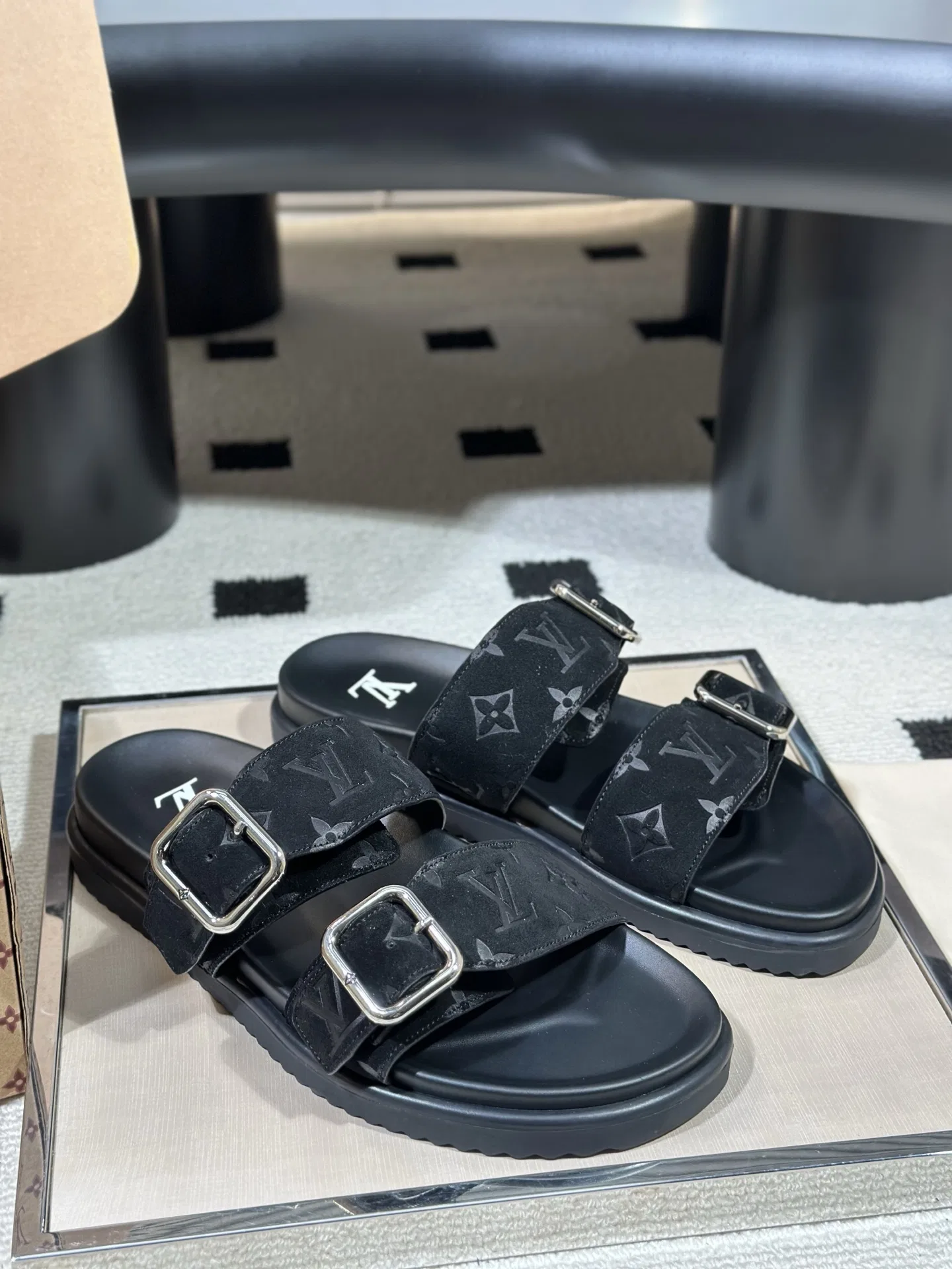 LV 27FW AKUCGHD 067 샌들 10