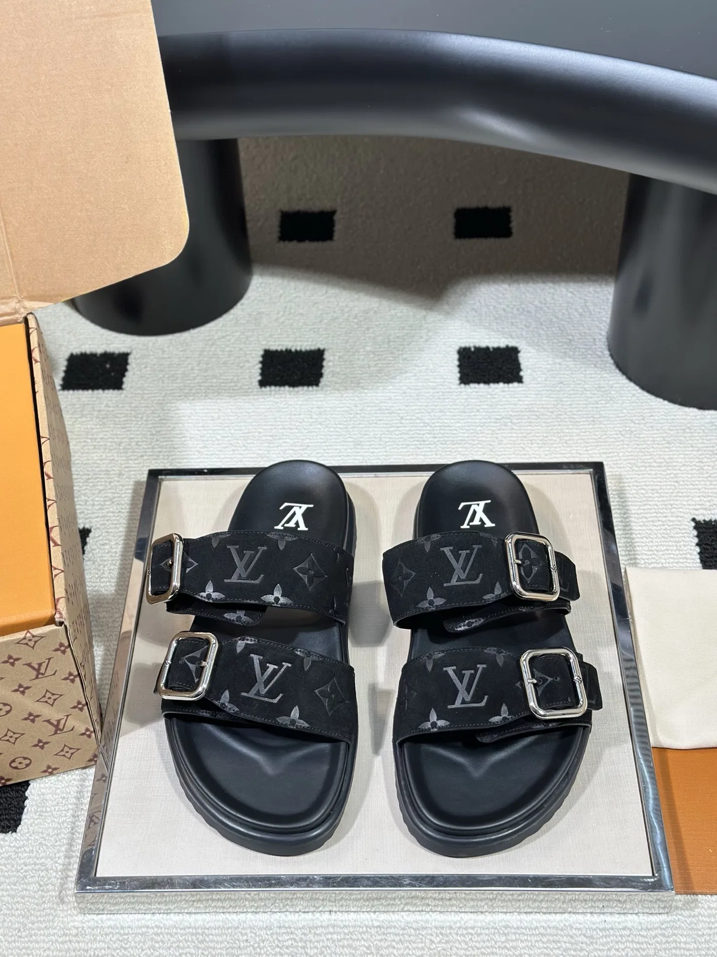 LV 27FW AKUCGHD 067 샌들 11