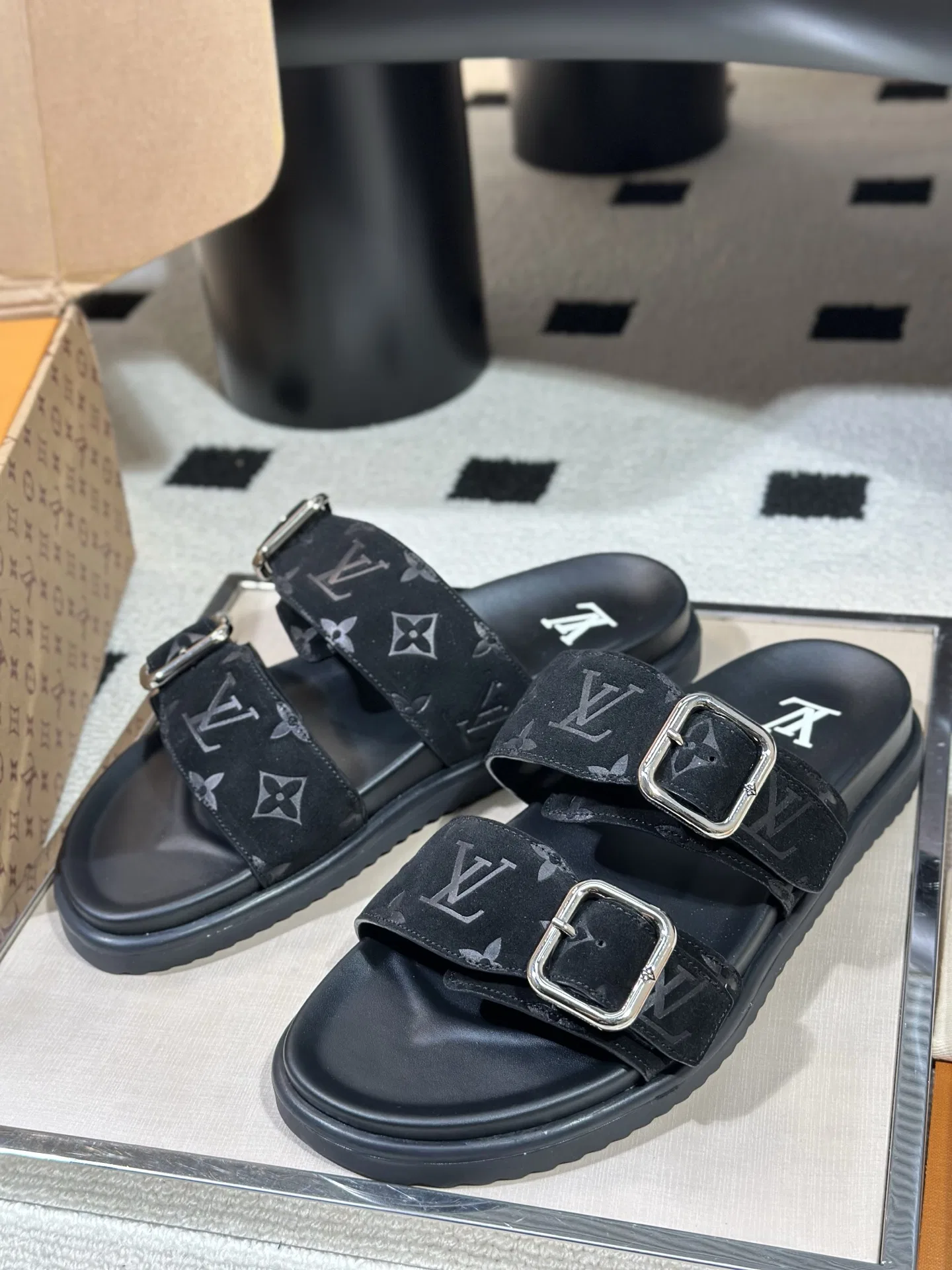 LV 27FW AKUCGHD 067 샌들 12
