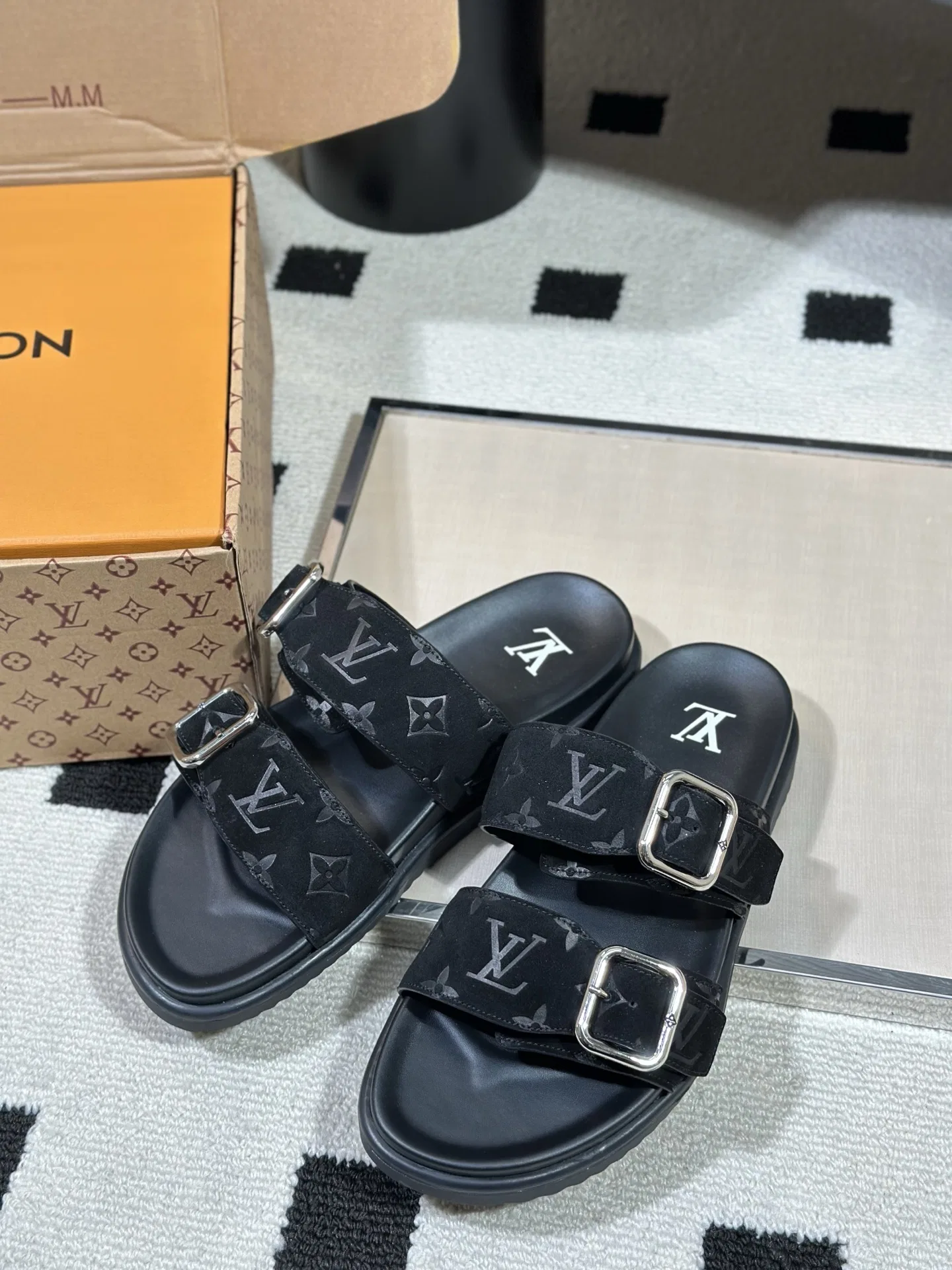 LV 27FW AKUCGHD 067 샌들 13
