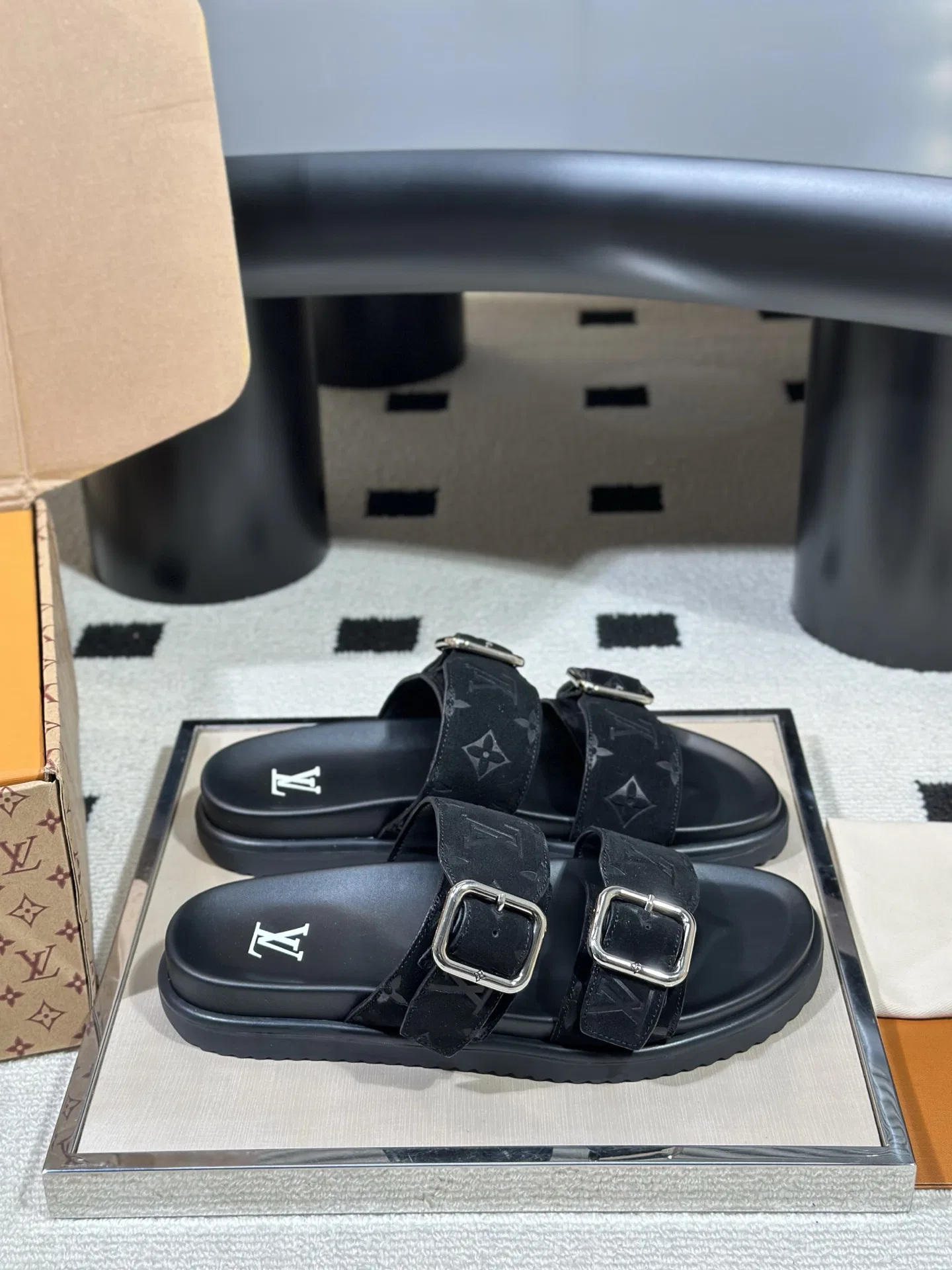 LV 27FW AKUCGHD 067 샌들 14