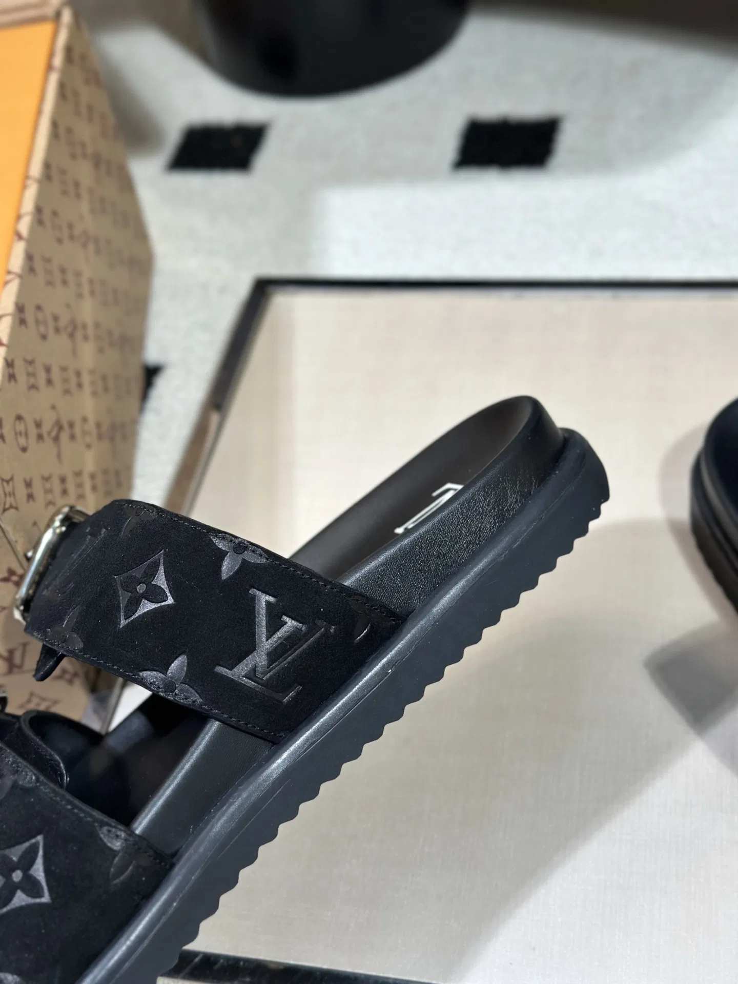 LV 27FW AKUCGHD 067 샌들 15