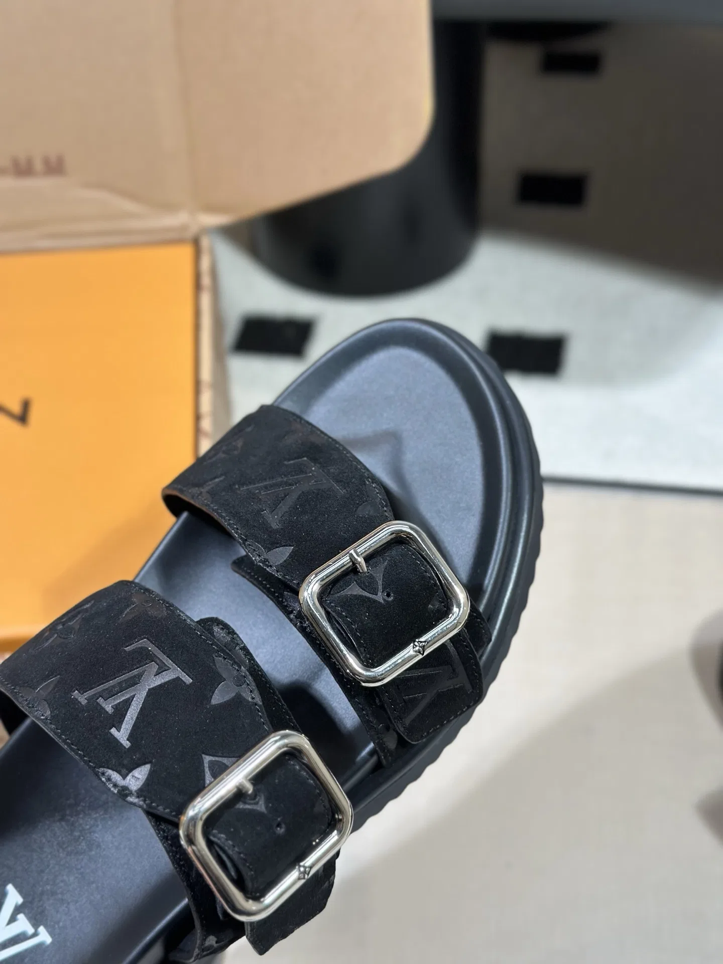 LV 27FW AKUCGHD 067 샌들 16