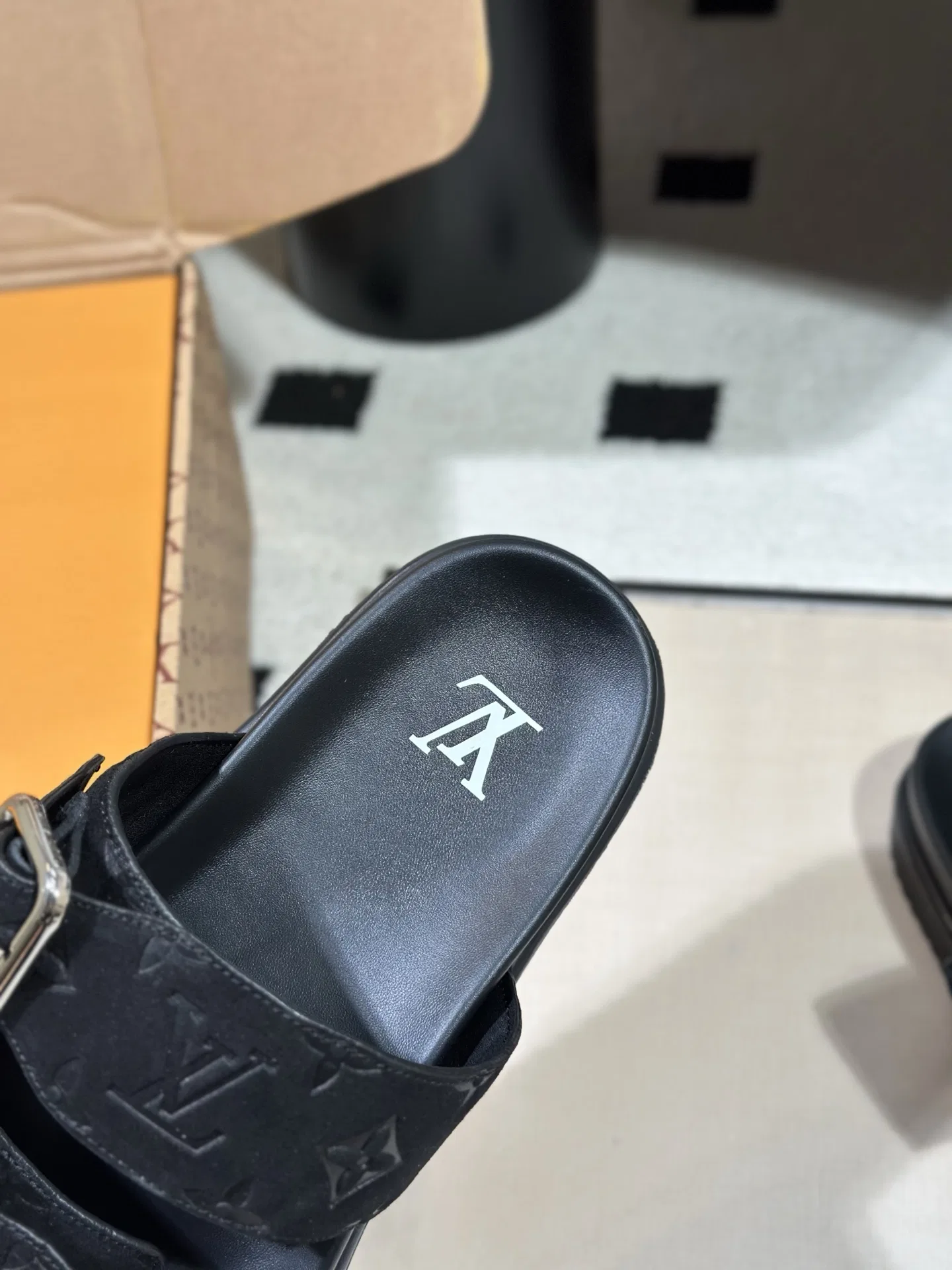 LV 27FW AKUCGHD 067 샌들 17