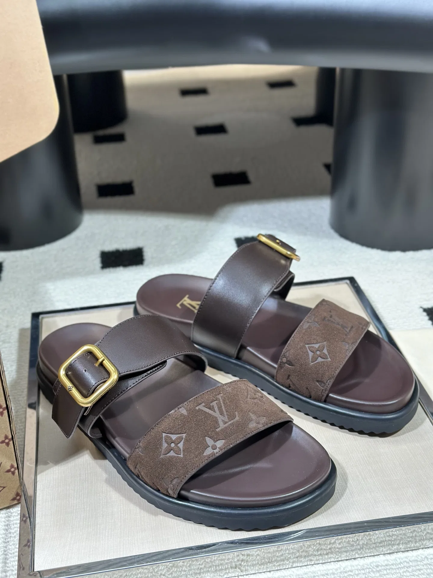 LV 27FW AKUCGHD 067 샌들 19