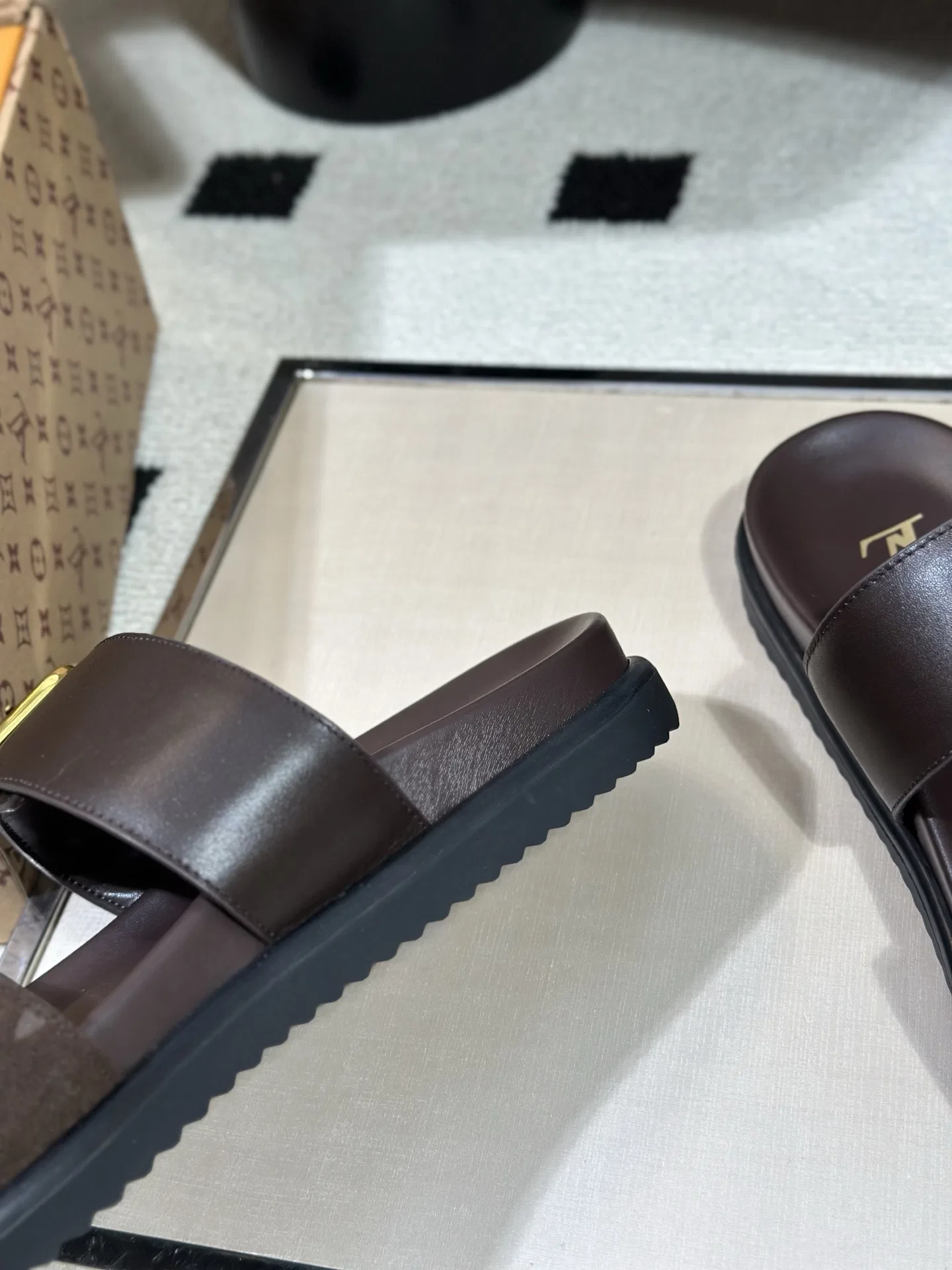 LV 27FW AKUCGHD 067 샌들 24
