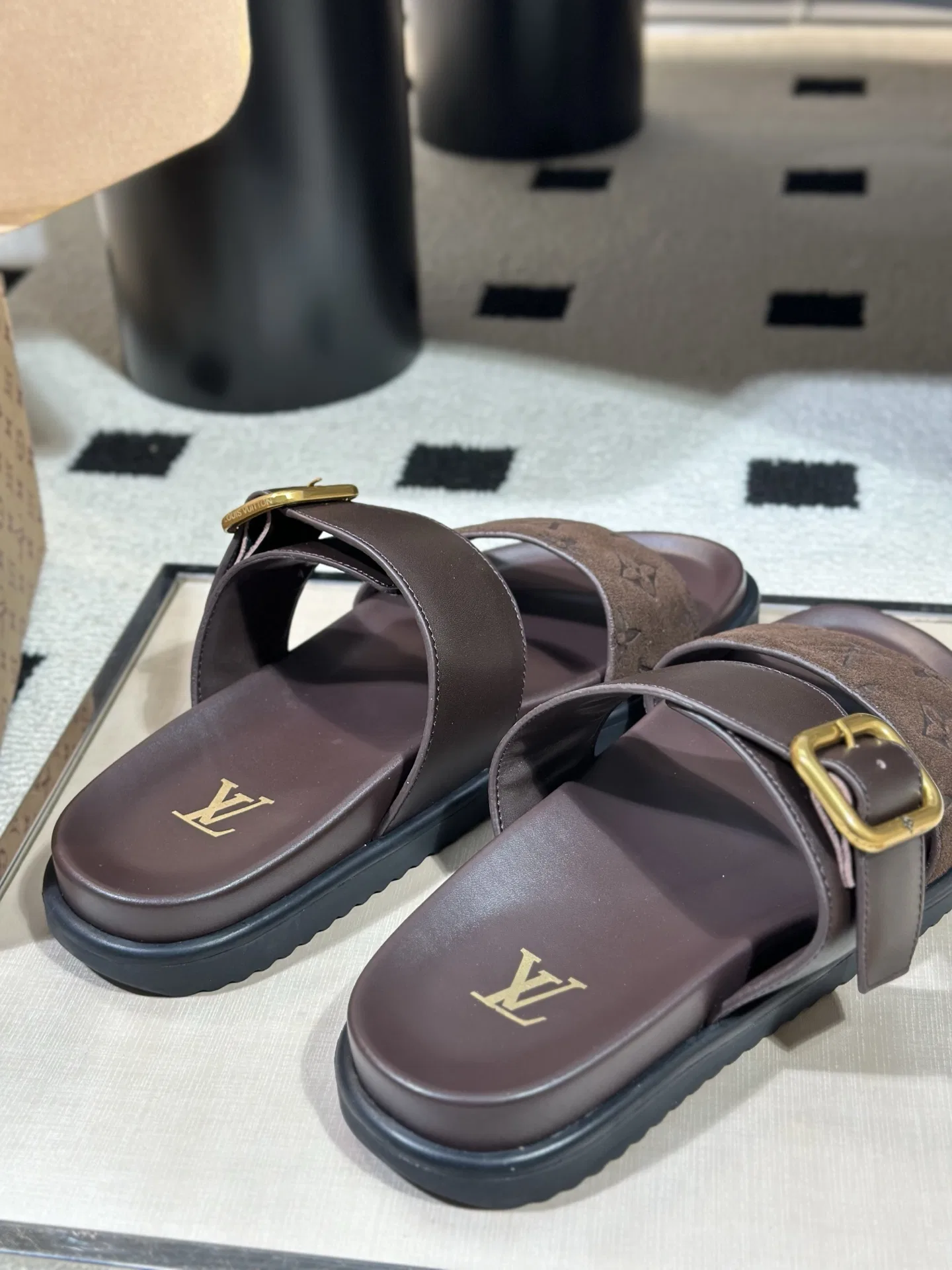 LV 27FW AKUCGHD 067 샌들 26