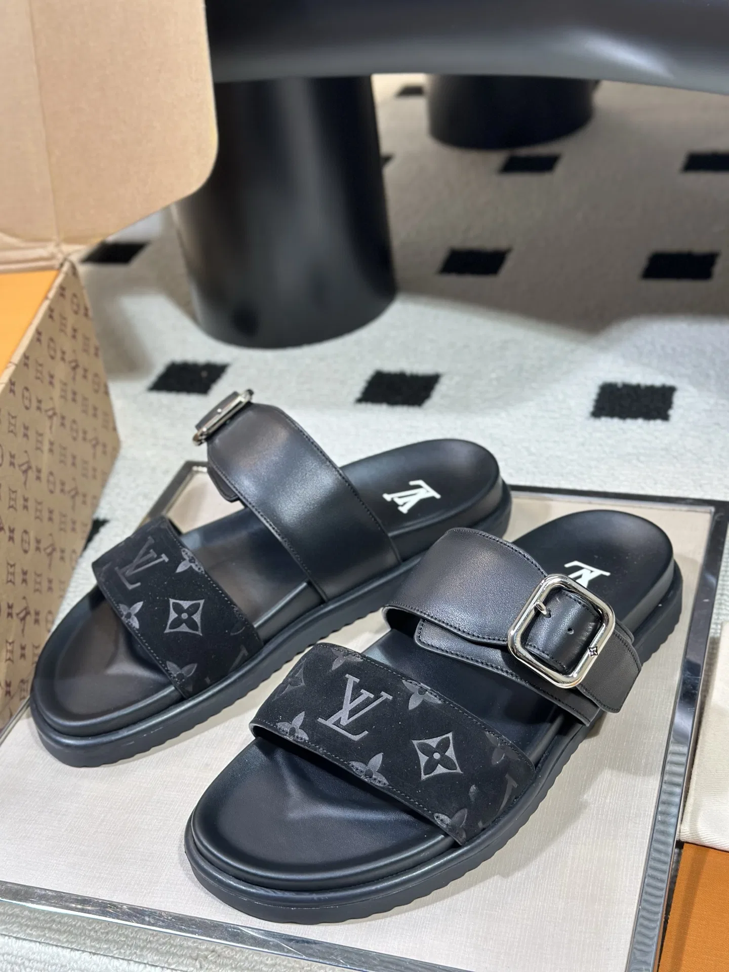 LV 27FW AKUCGHD 067 샌들 29