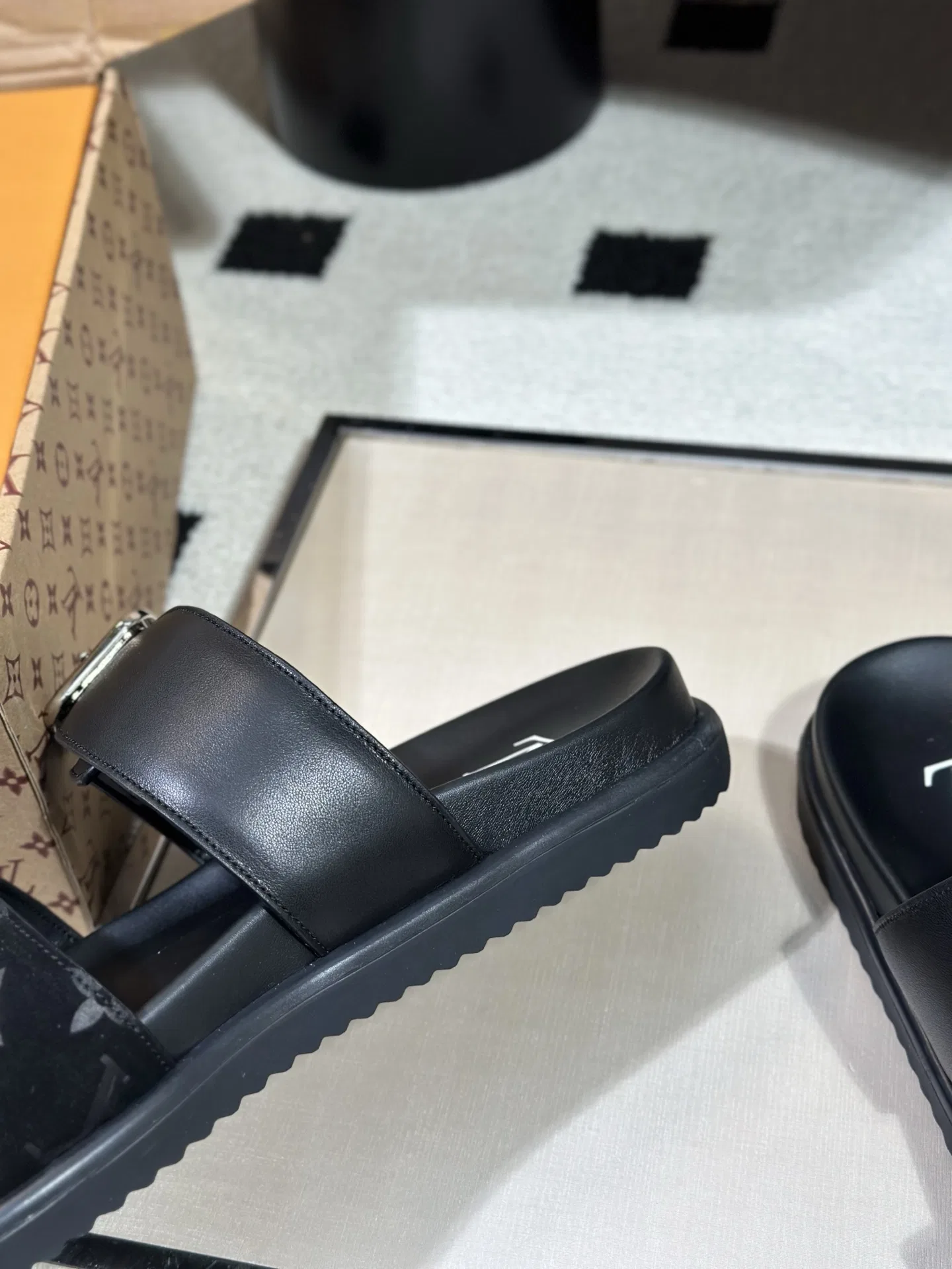 LV 27FW AKUCGHD 067 샌들 31