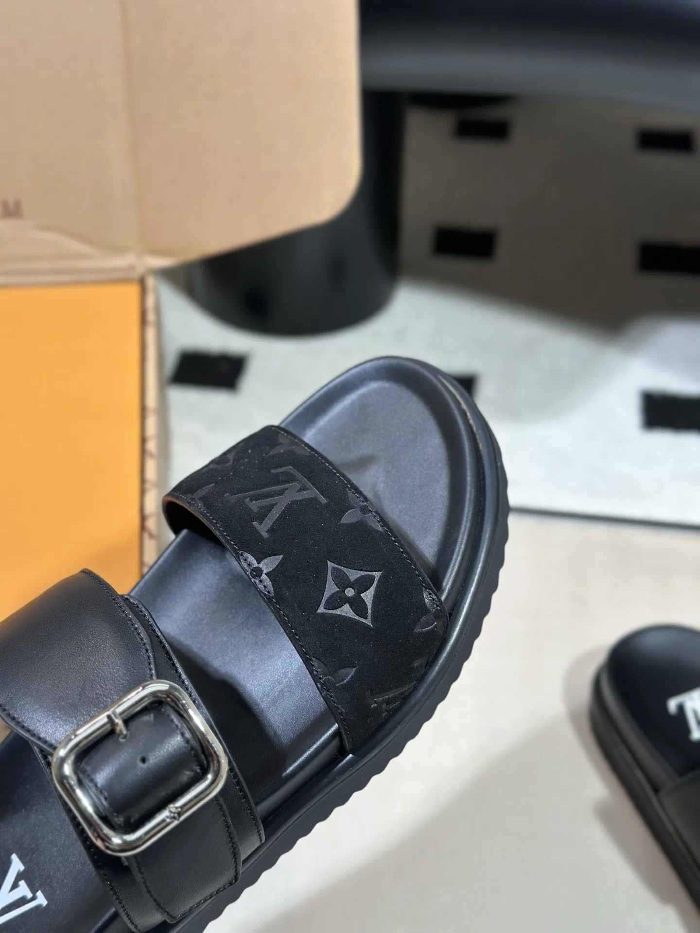 LV 27FW AKUCGHD 067 샌들 32