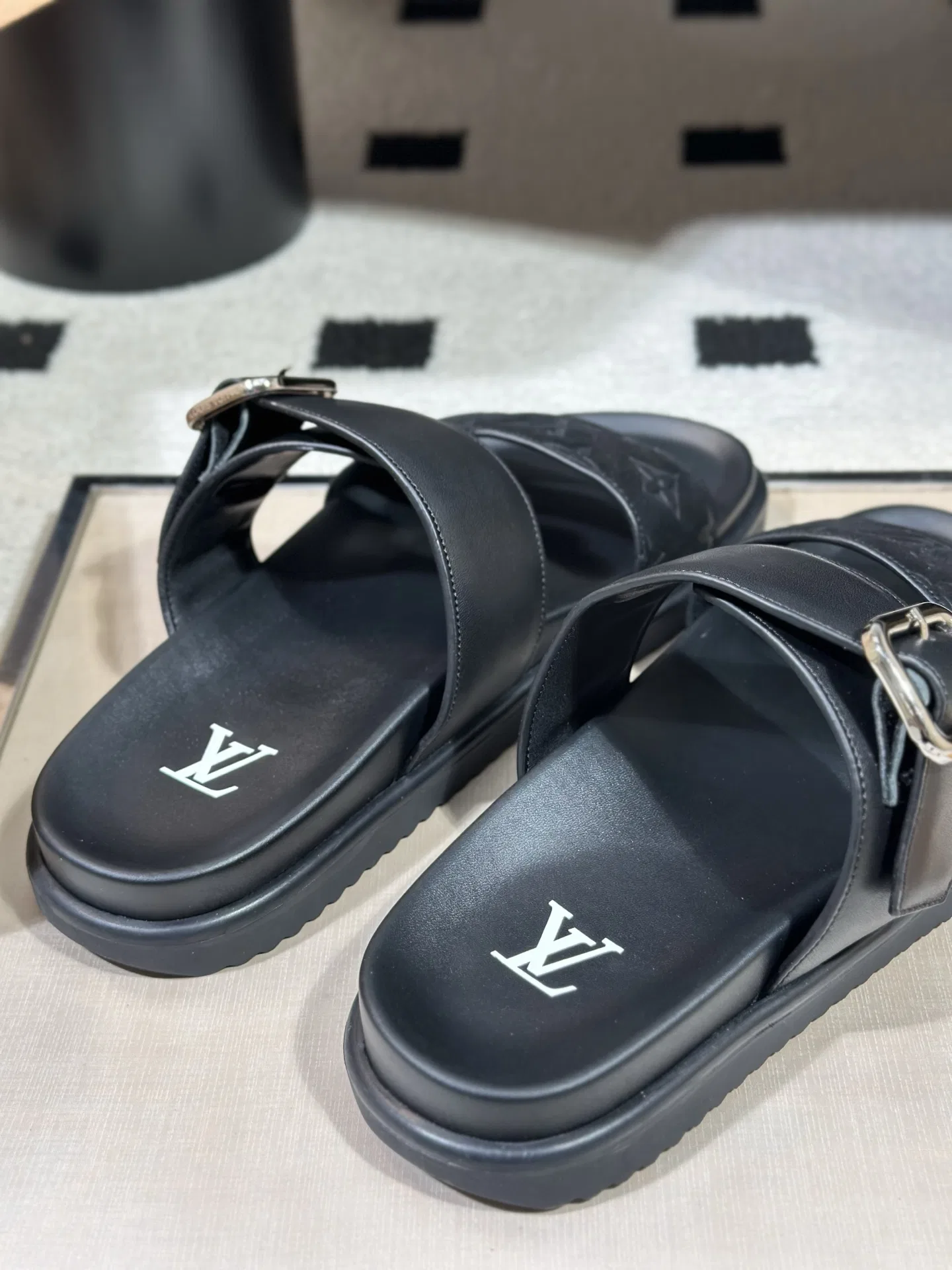 LV 27FW AKUCGHD 067 샌들 33