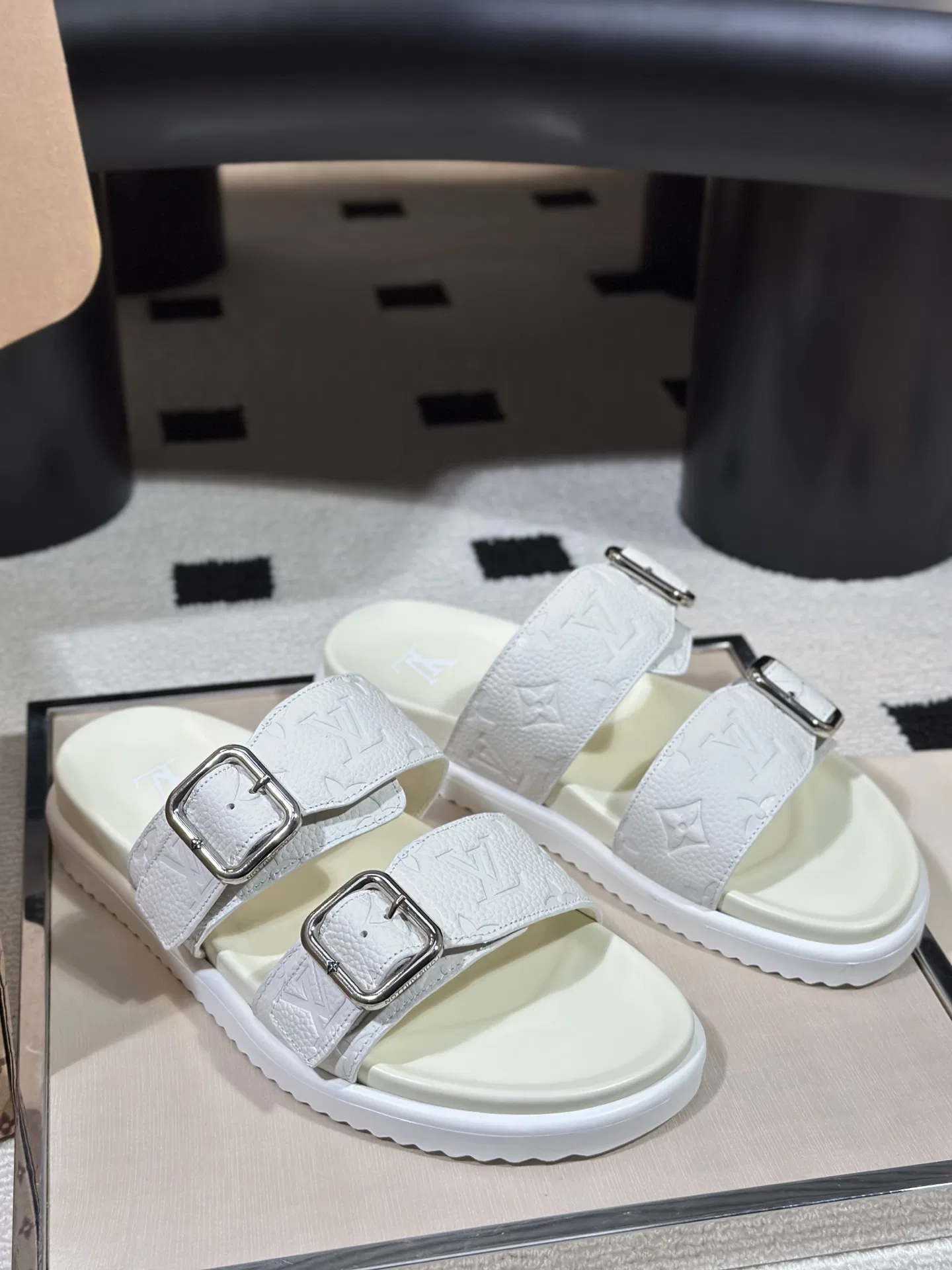 LV 27FW AKUCGHD 067 샌들 35