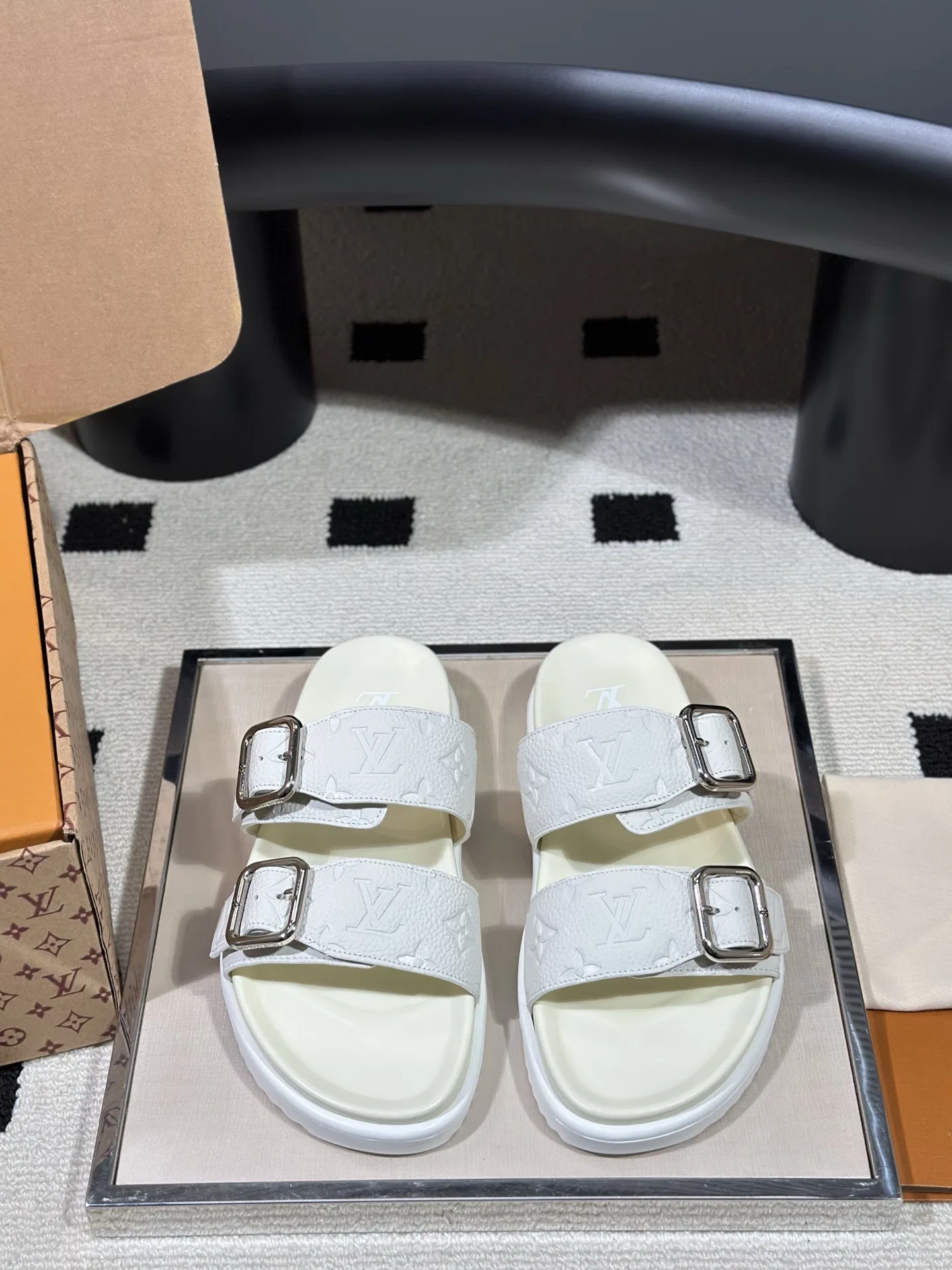LV 27FW AKUCGHD 067 샌들 36