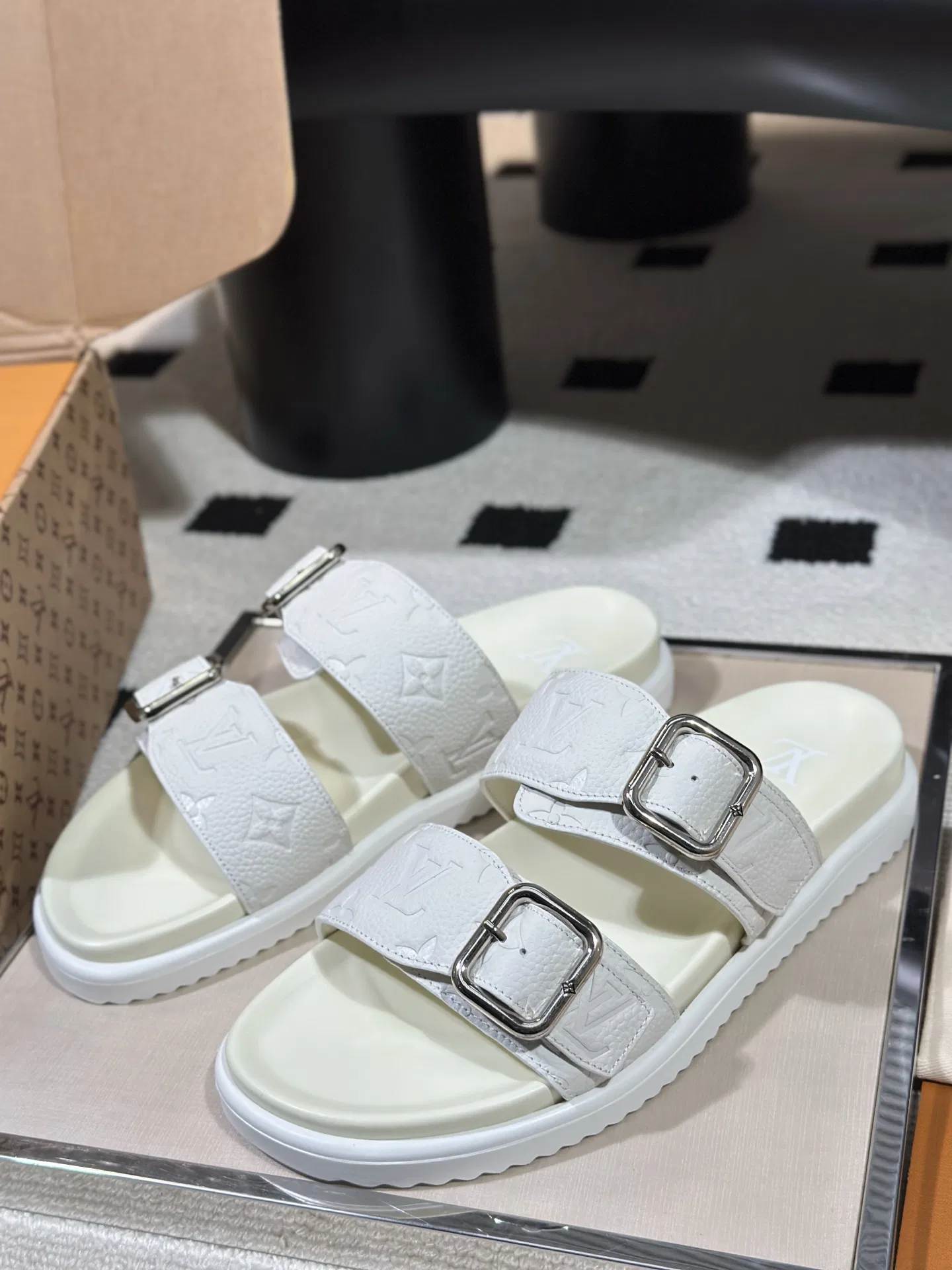 LV 27FW AKUCGHD 067 샌들 37