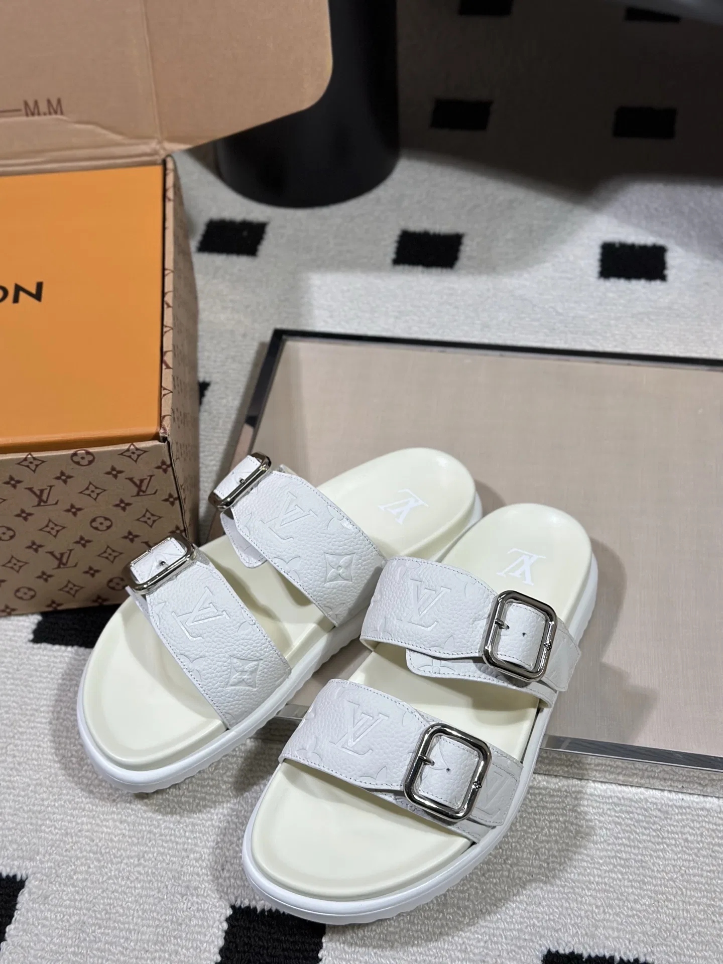 LV 27FW AKUCGHD 067 샌들 38