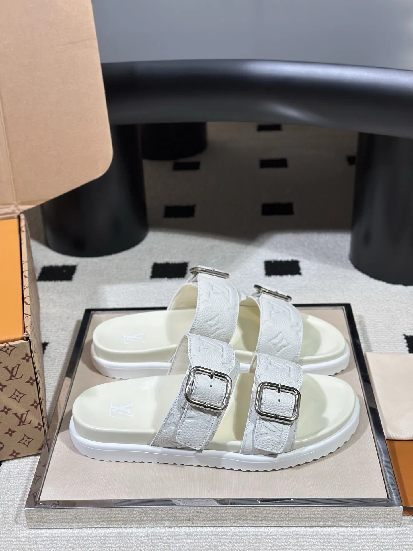 LV 27FW AKUCGHD 067 샌들 39