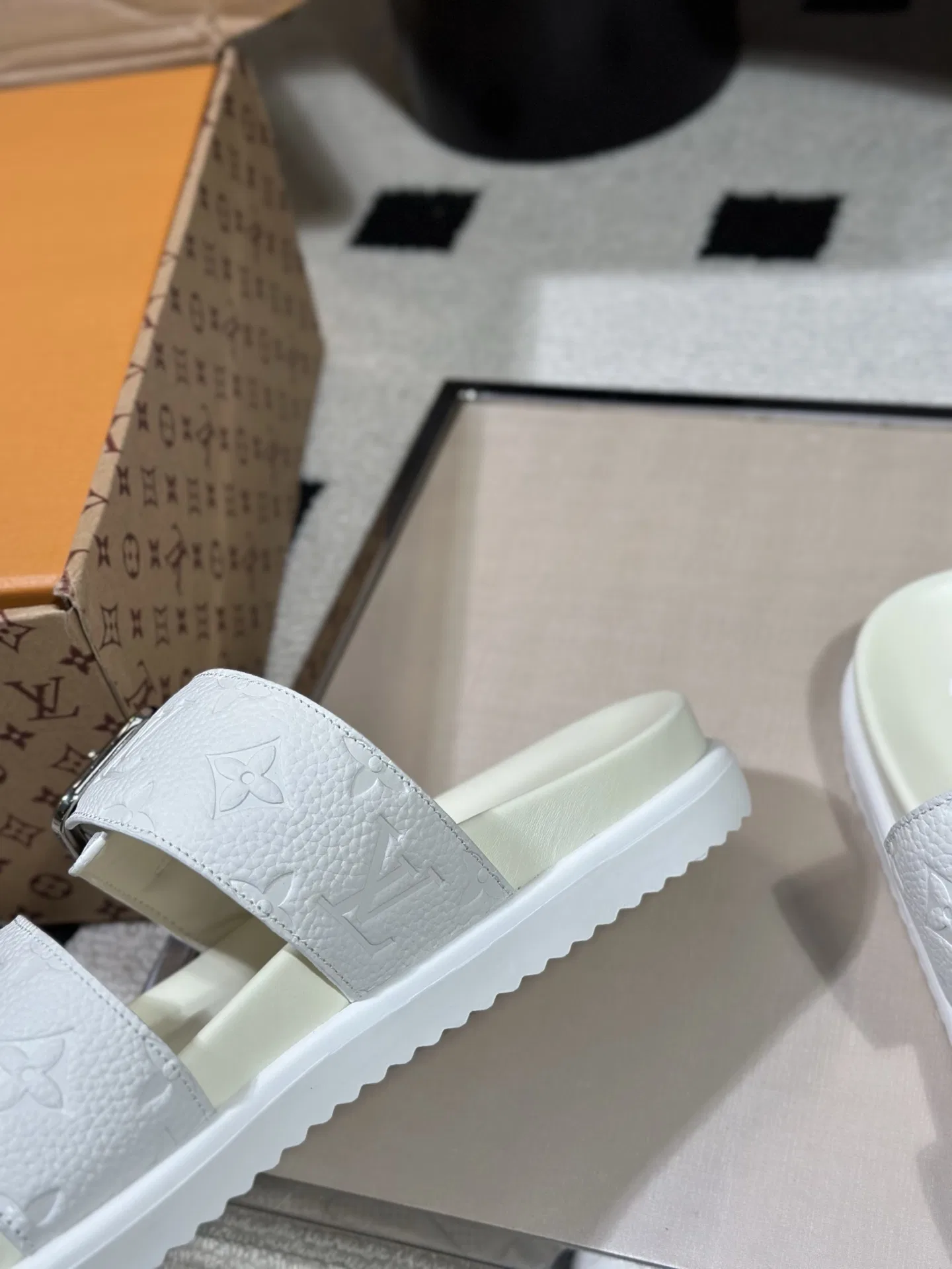 LV 27FW AKUCGHD 067 샌들 40
