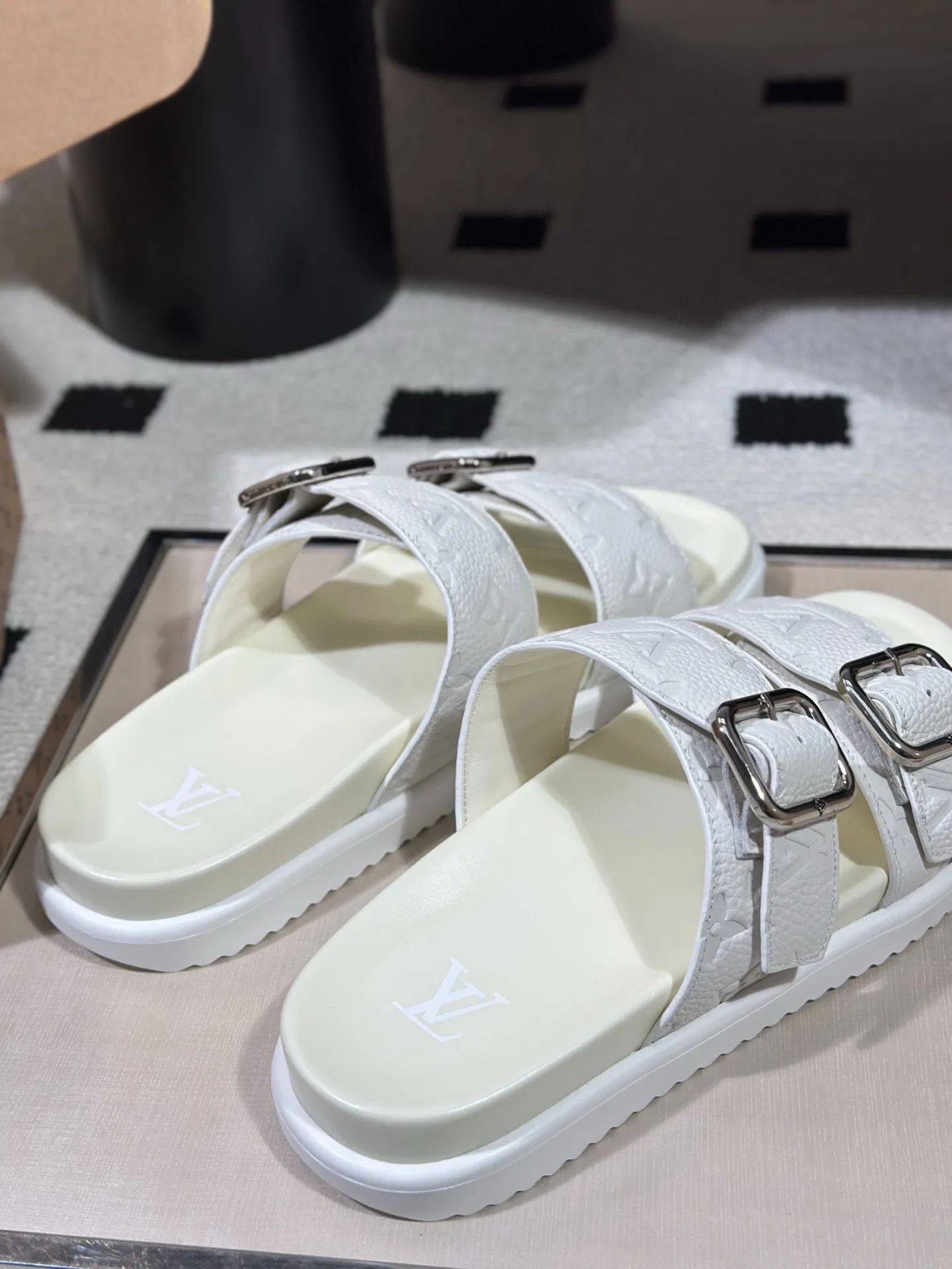 LV 27FW AKUCGHD 067 샌들 42