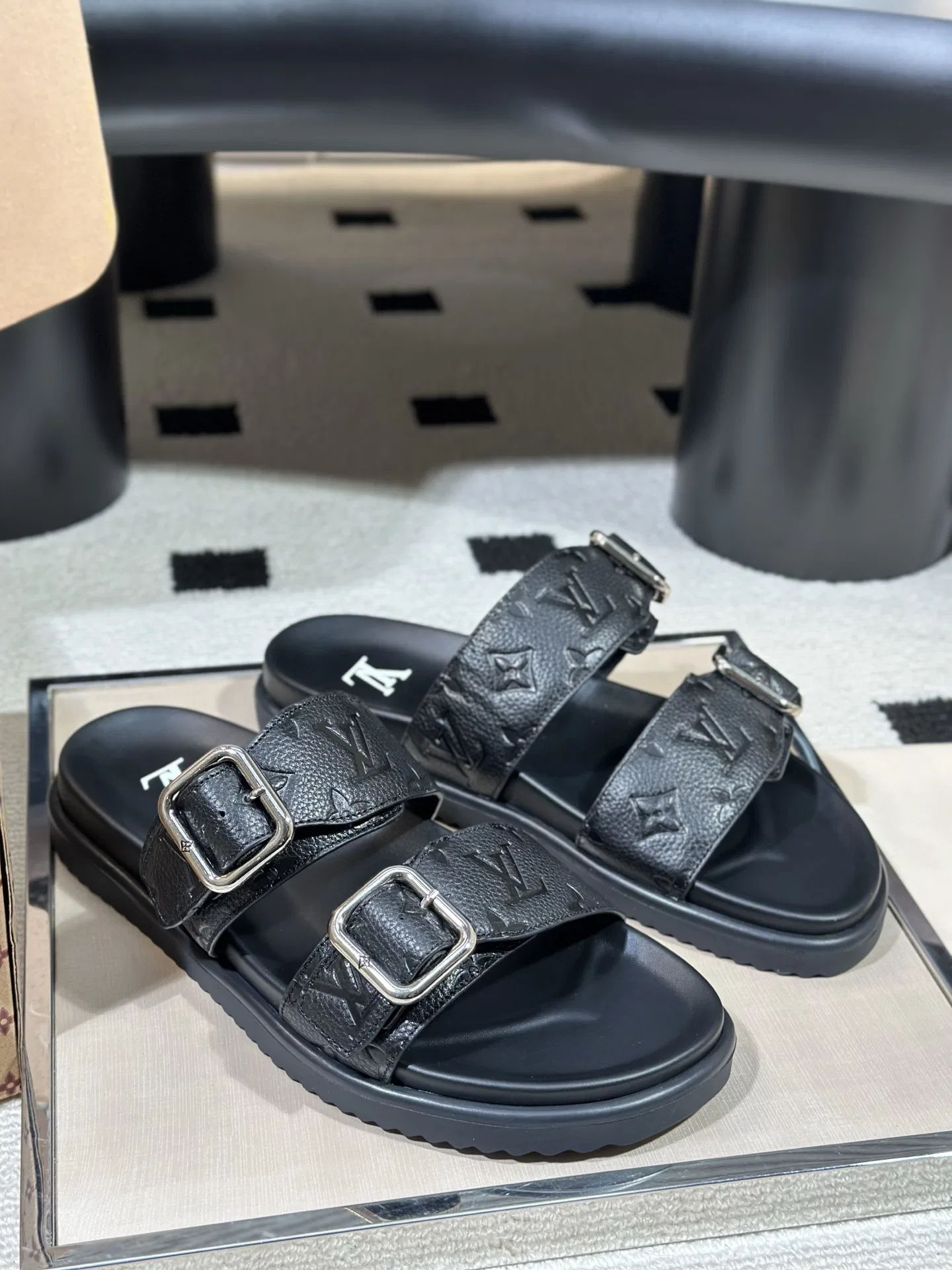 LV 27FW AKUCGHD 067 샌들 44