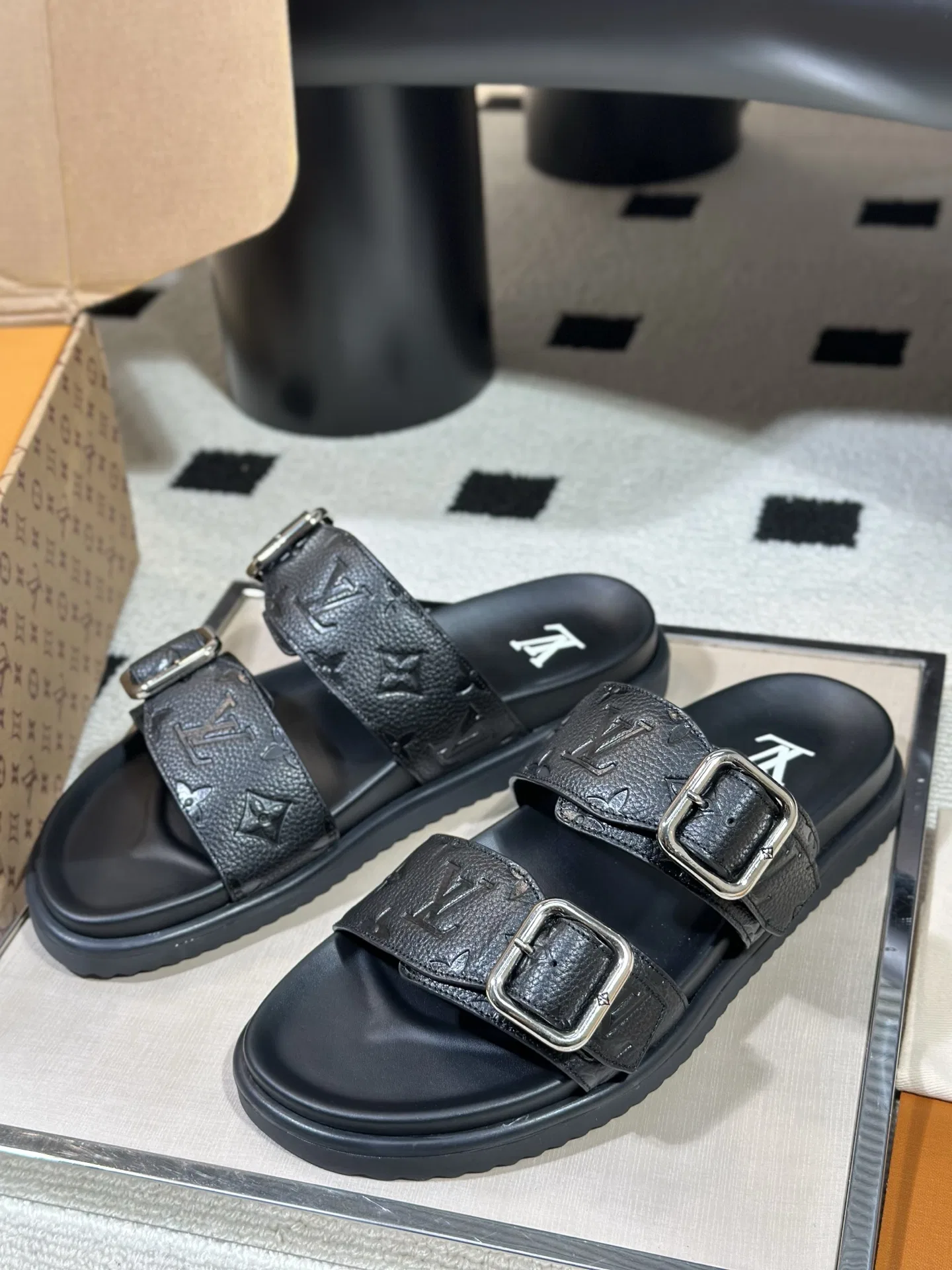 LV 27FW AKUCGHD 067 샌들 45