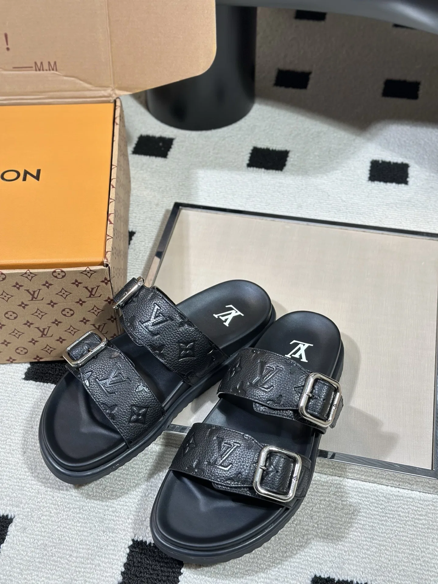 LV 27FW AKUCGHD 067 샌들 46