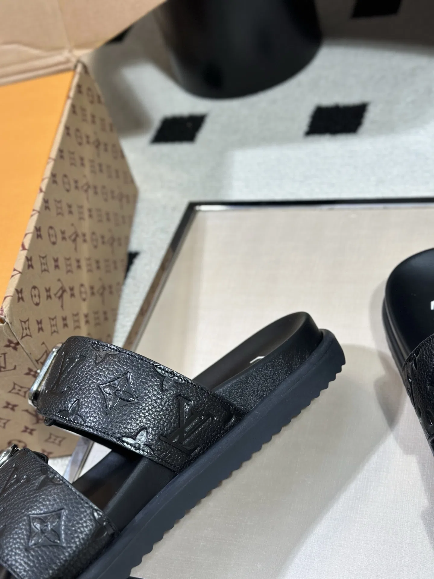 LV 27FW AKUCGHD 067 샌들 47