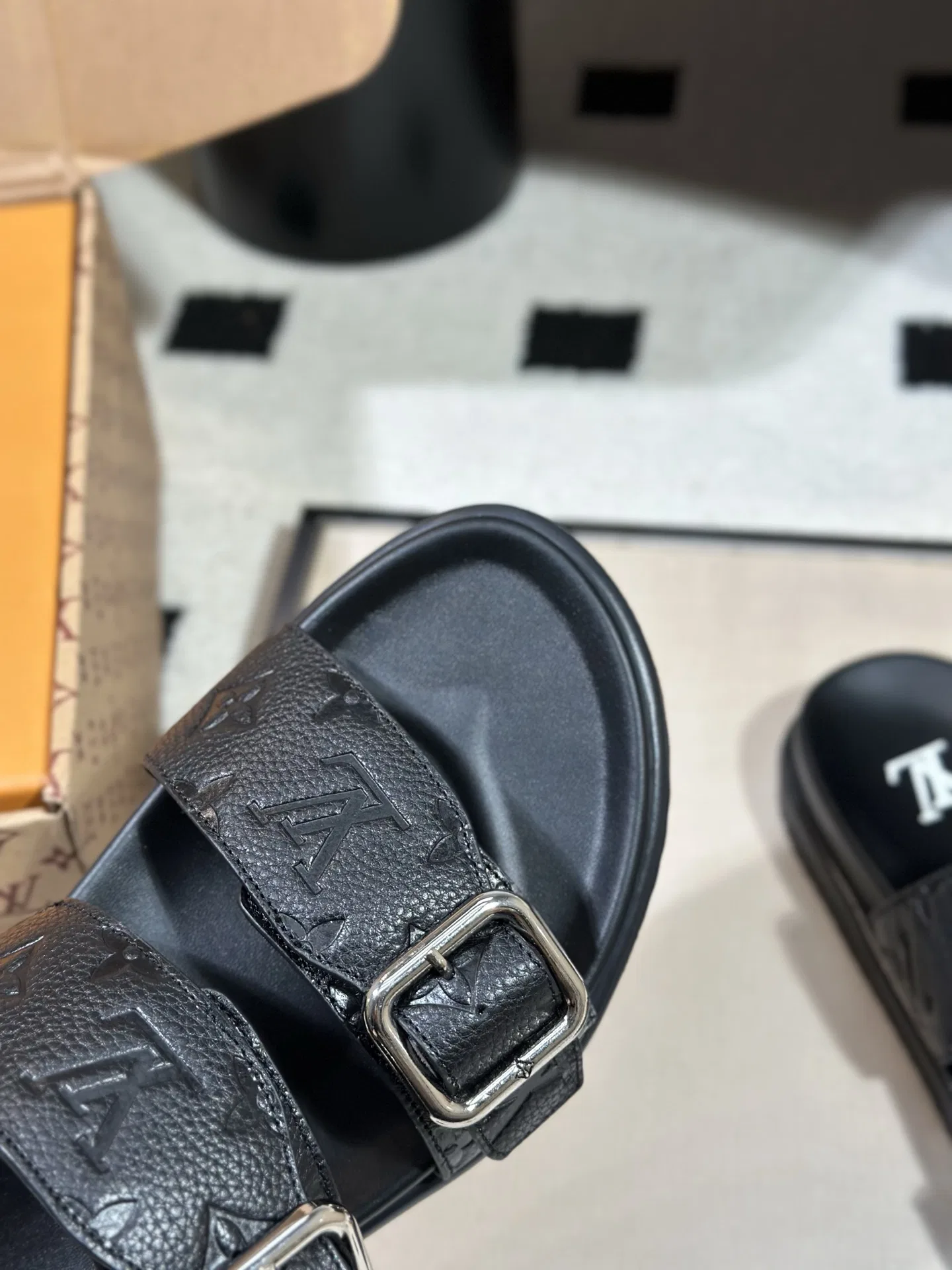 LV 27FW AKUCGHD 067 샌들 48