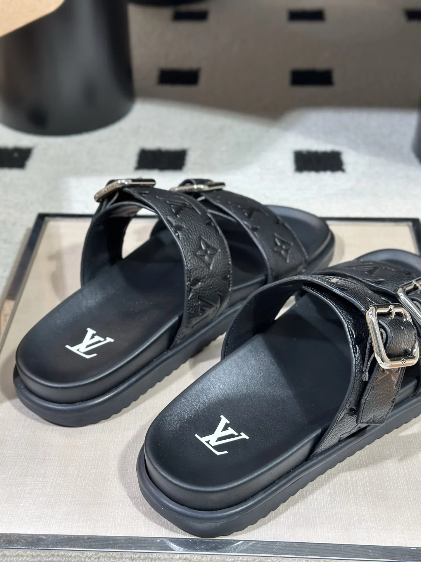 LV 27FW AKUCGHD 067 샌들 49
