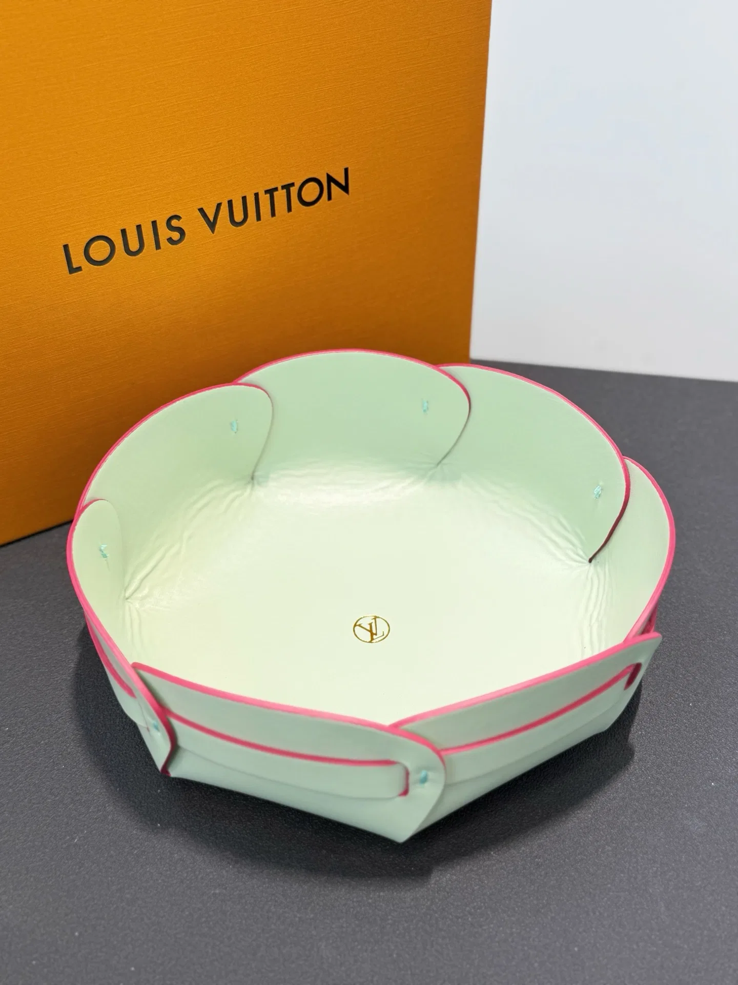 LV 27FW AKUCGHD 092 트레이 16