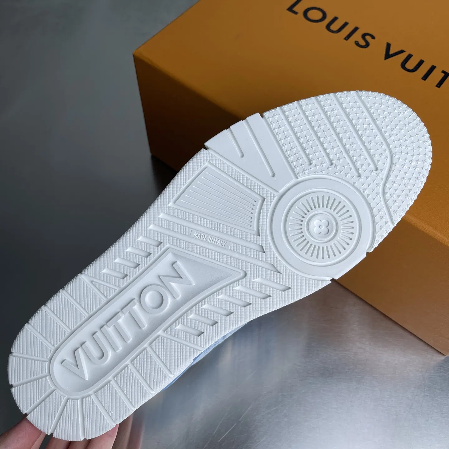 LV 27FW BMLOIMQ 009 스니커즈 8