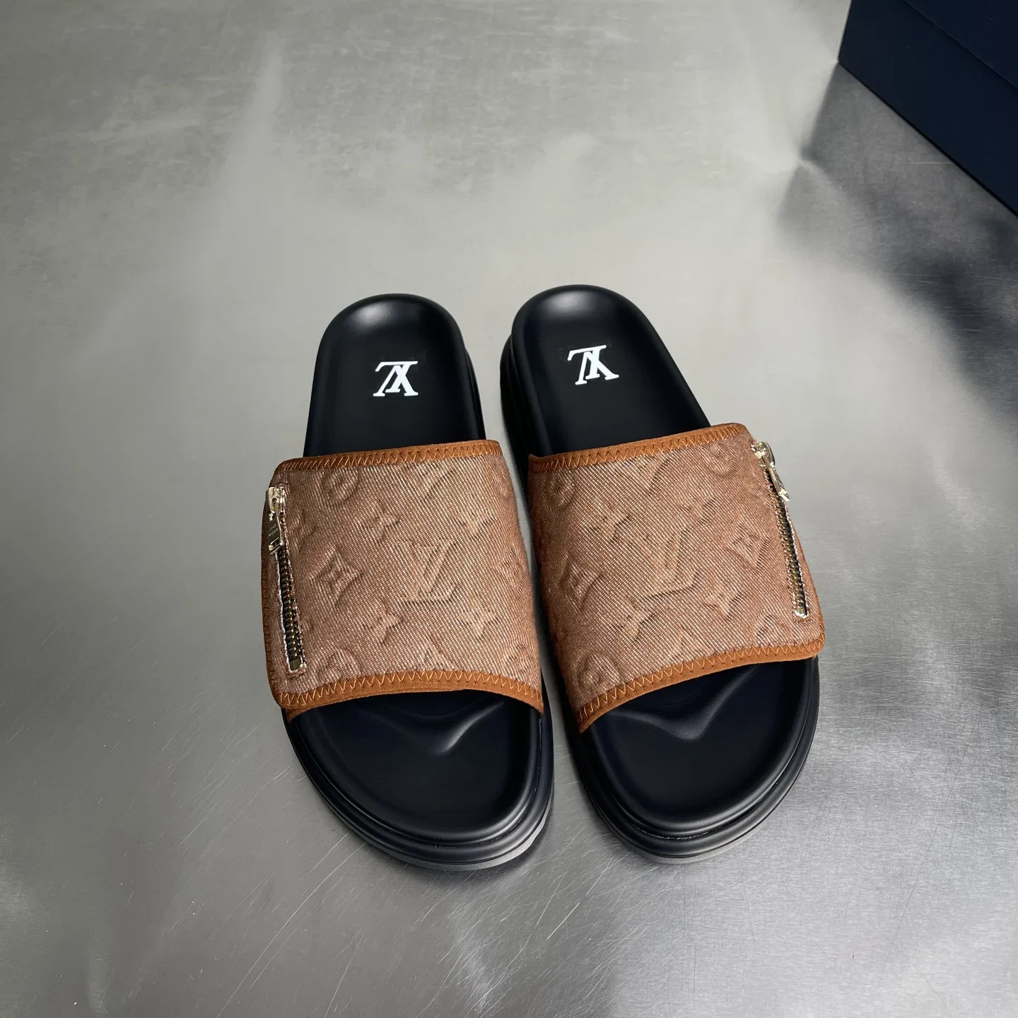 LV 27FW BMLOIMQ 012 슬리퍼 28