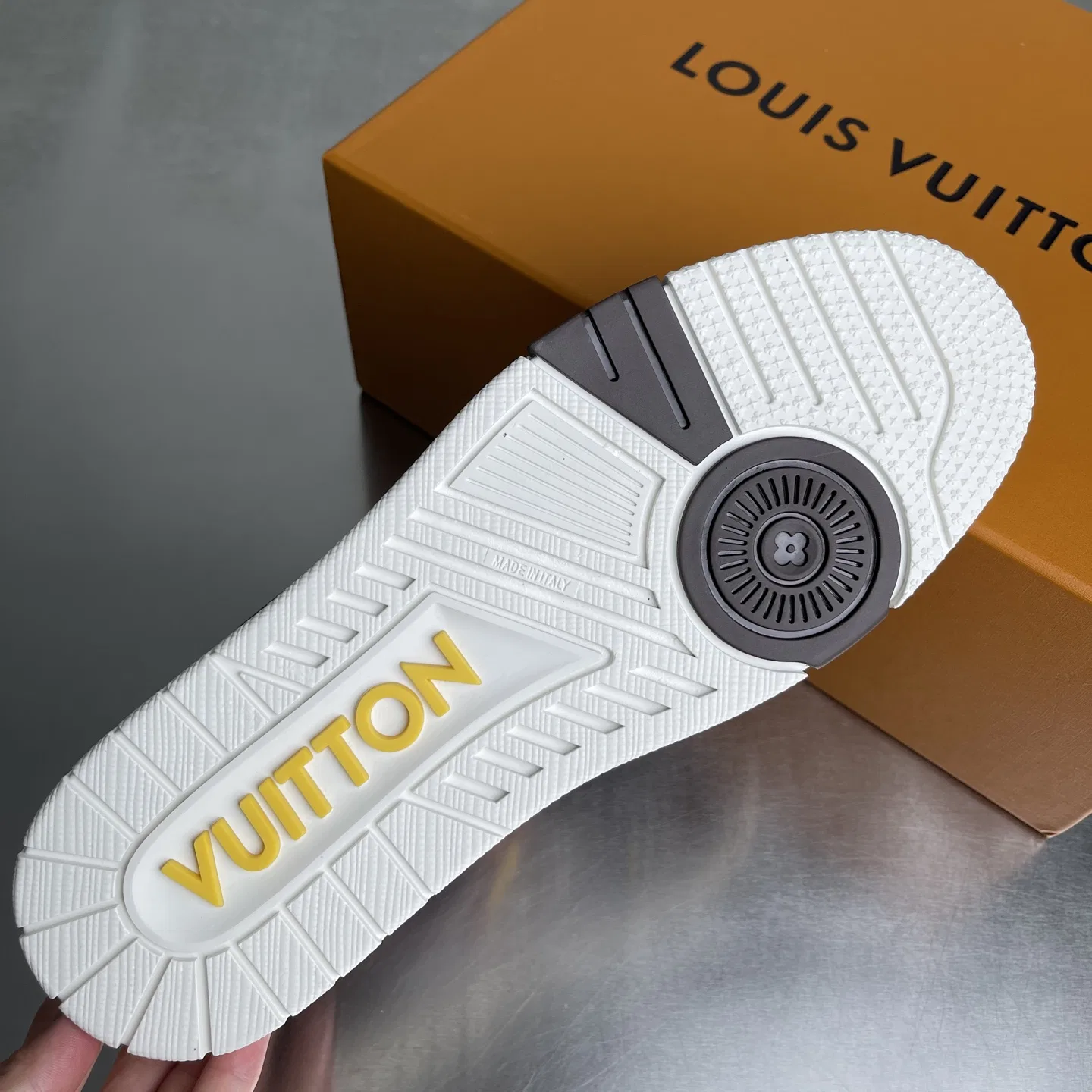 LV 27FW BMLOIMQ 013 스니커즈 8