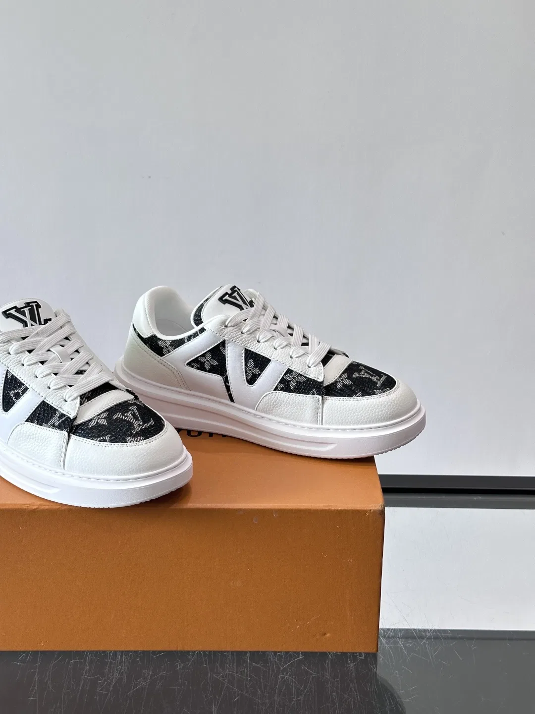 LV 27FW BXZUBKP 002 스니커즈 43