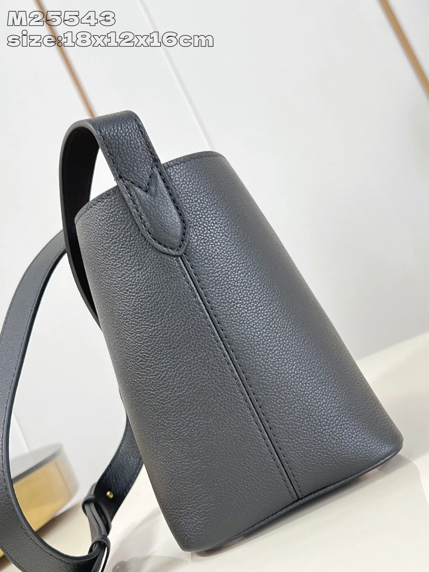 LV 27FW EJMGZXH 001 버킷백 7
