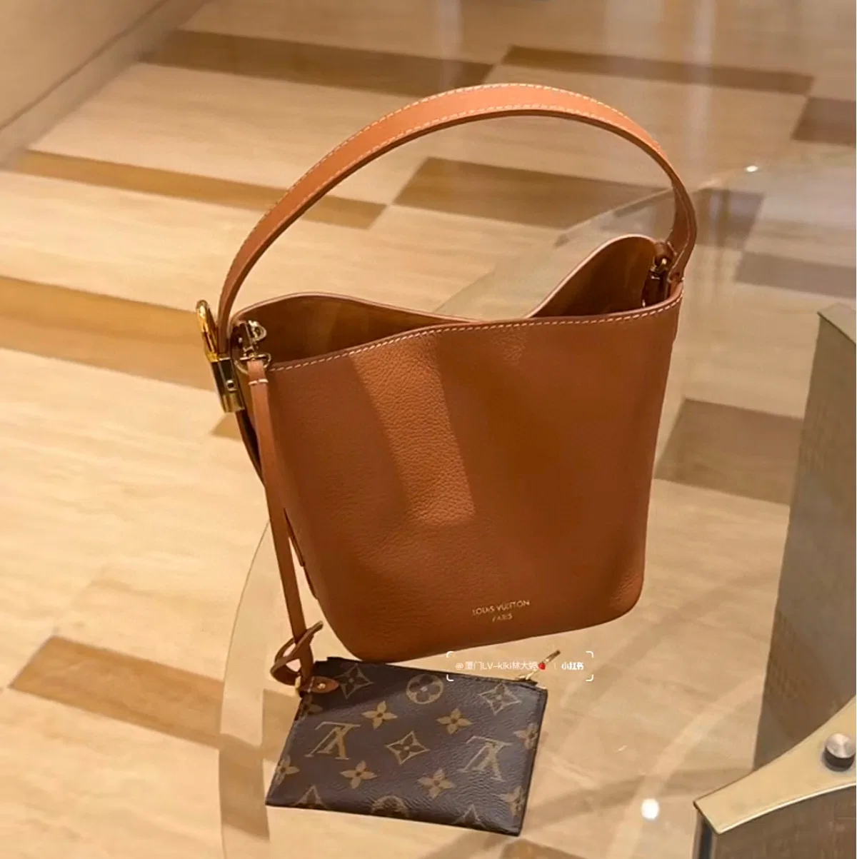 LV 27FW EJMGZXH 001 버킷백 41