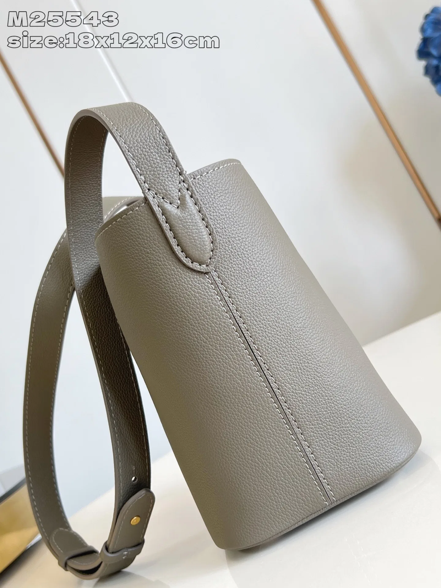 LV 27FW EJMGZXH 001 버킷백 50