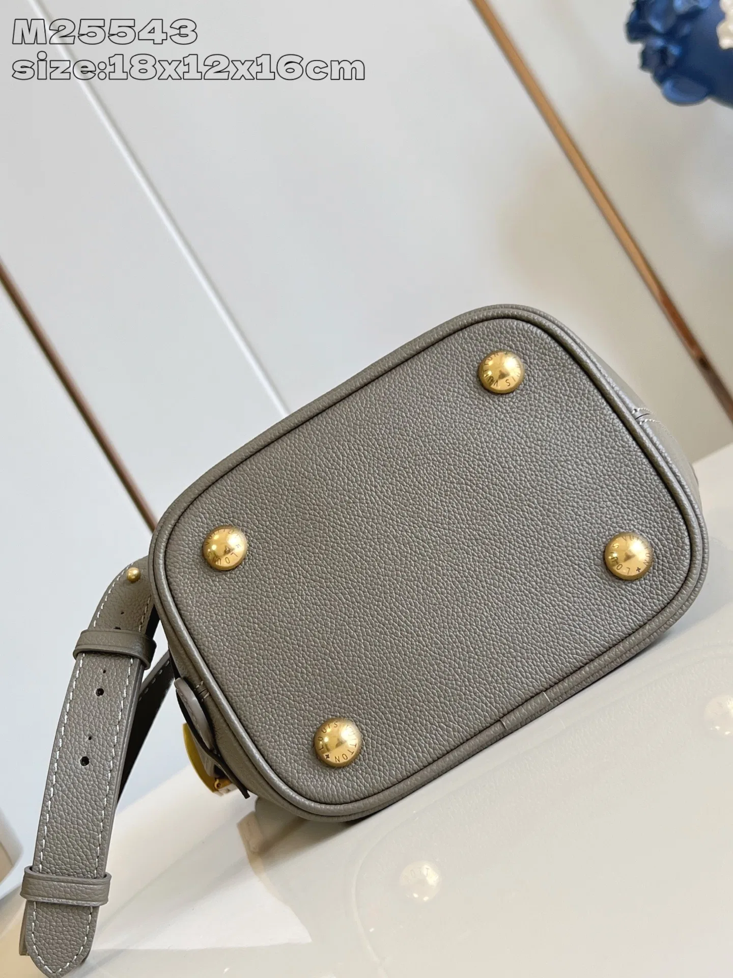 LV 27FW EJMGZXH 001 버킷백 52