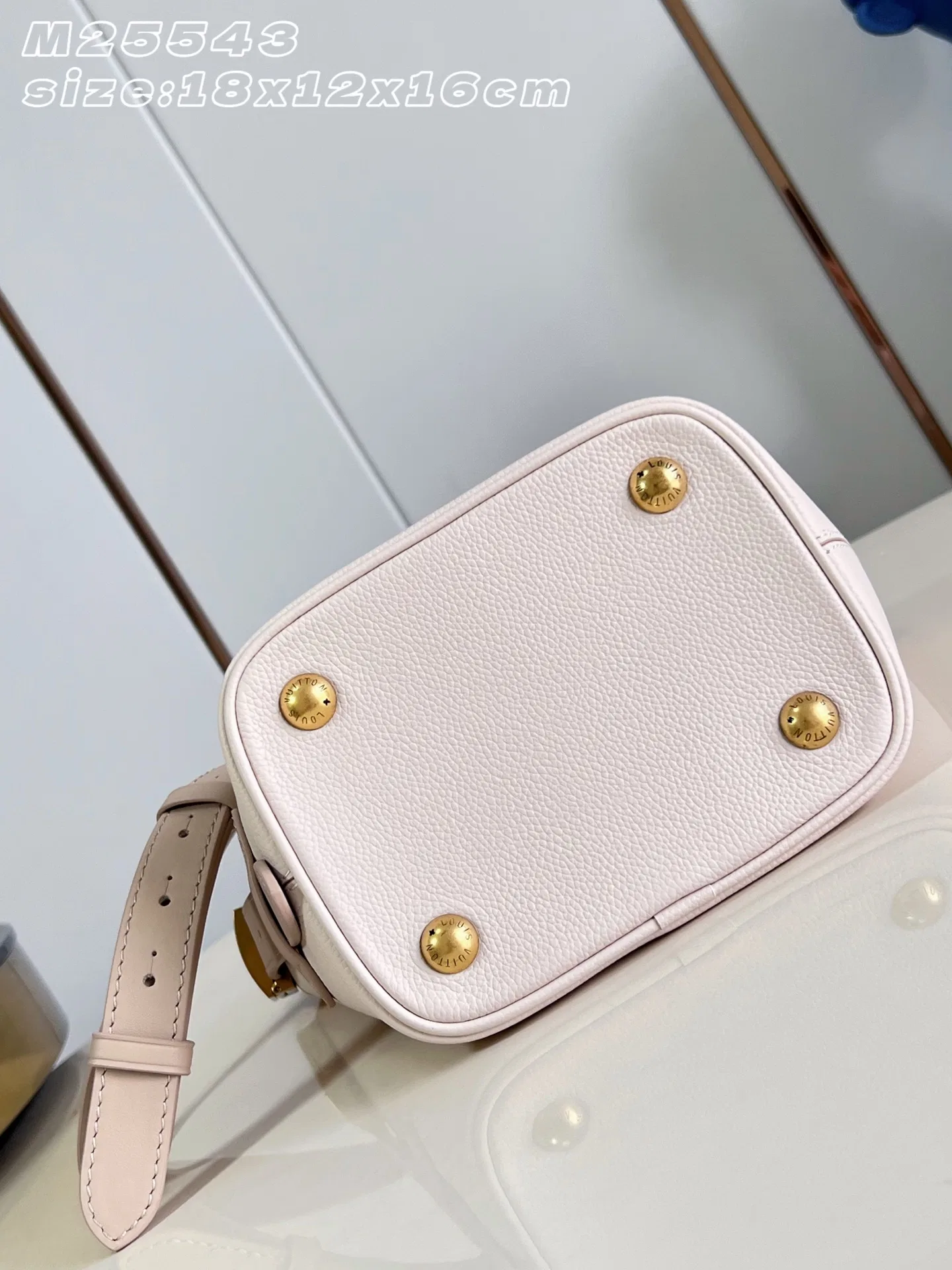LV 27FW EJMGZXH 001 버킷백 86