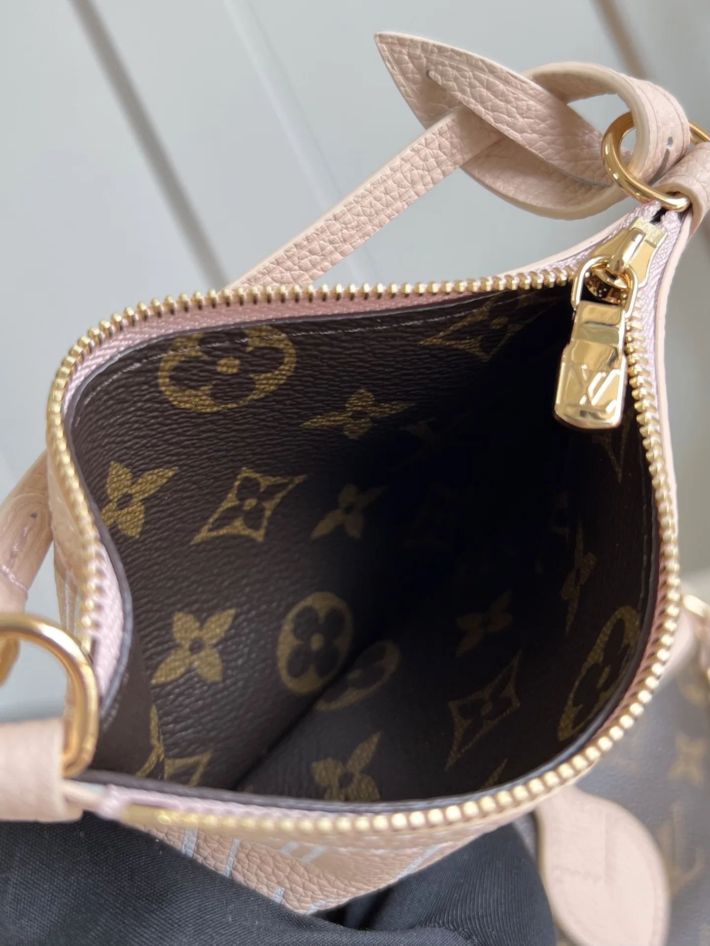 LV 27FW EJMGZXH 011 숄더백 12