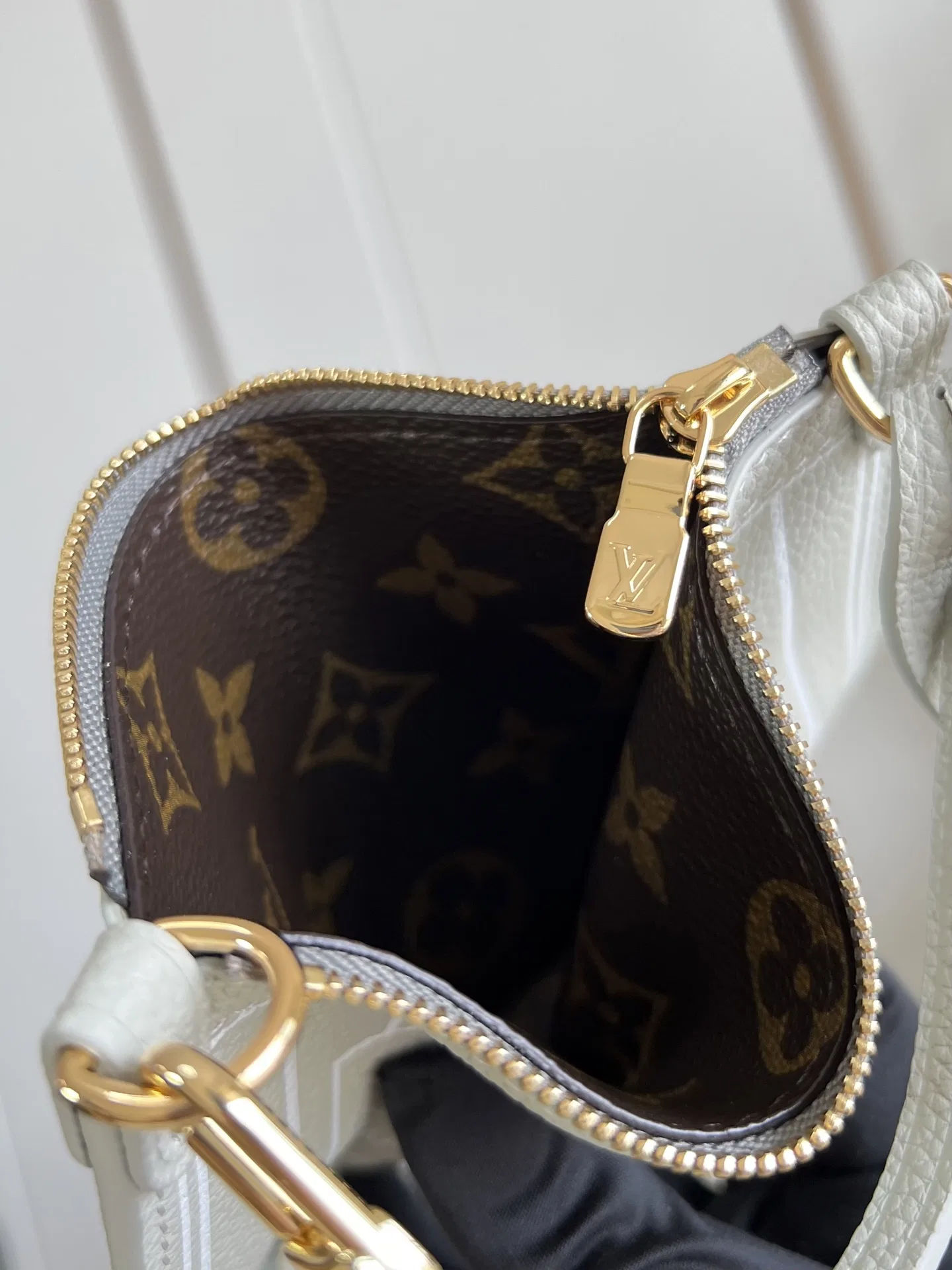 LV 27FW EJMGZXH 011 숄더백 26