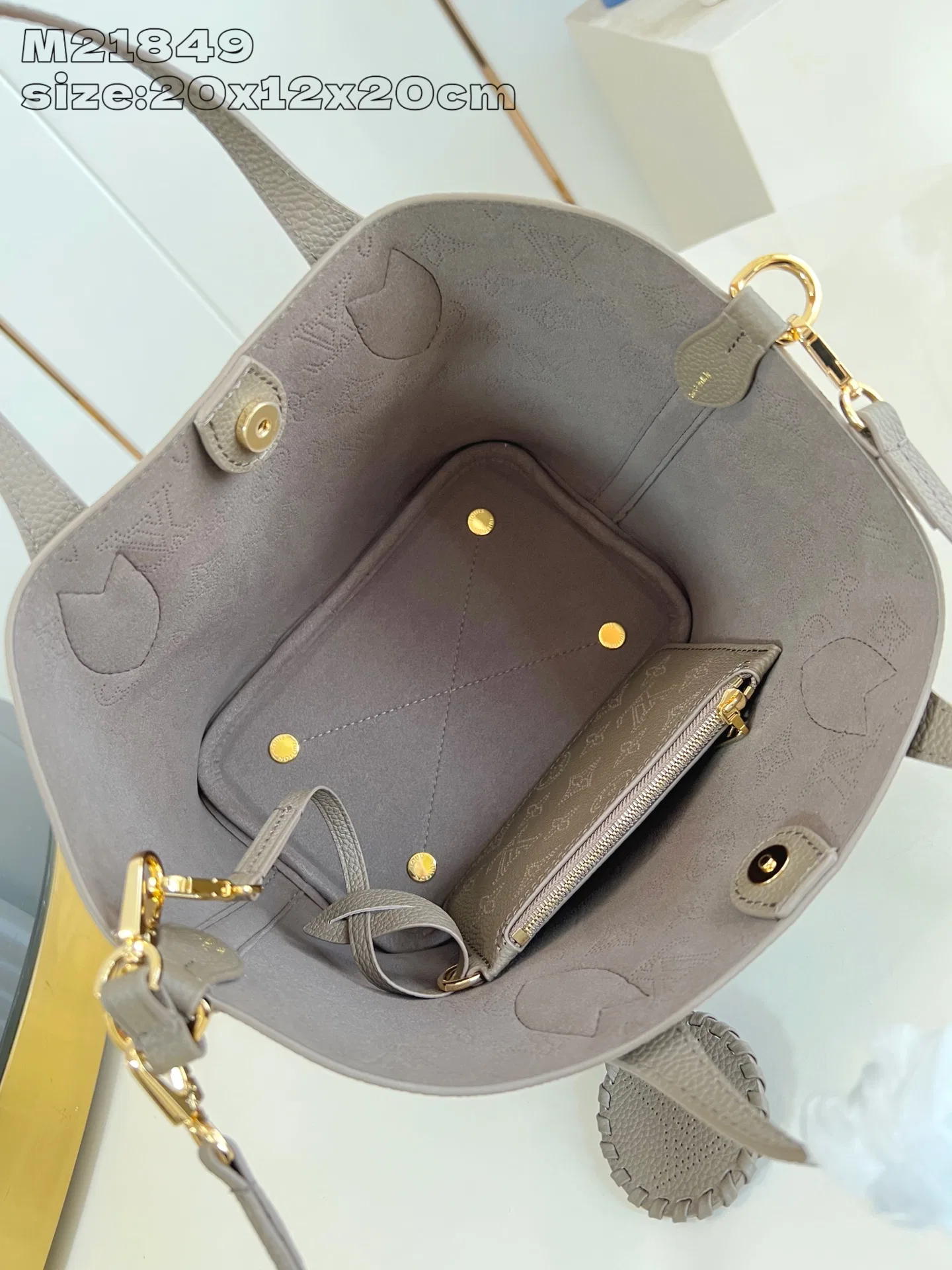 LV 27FW EJMGZXH 040 토트백 37