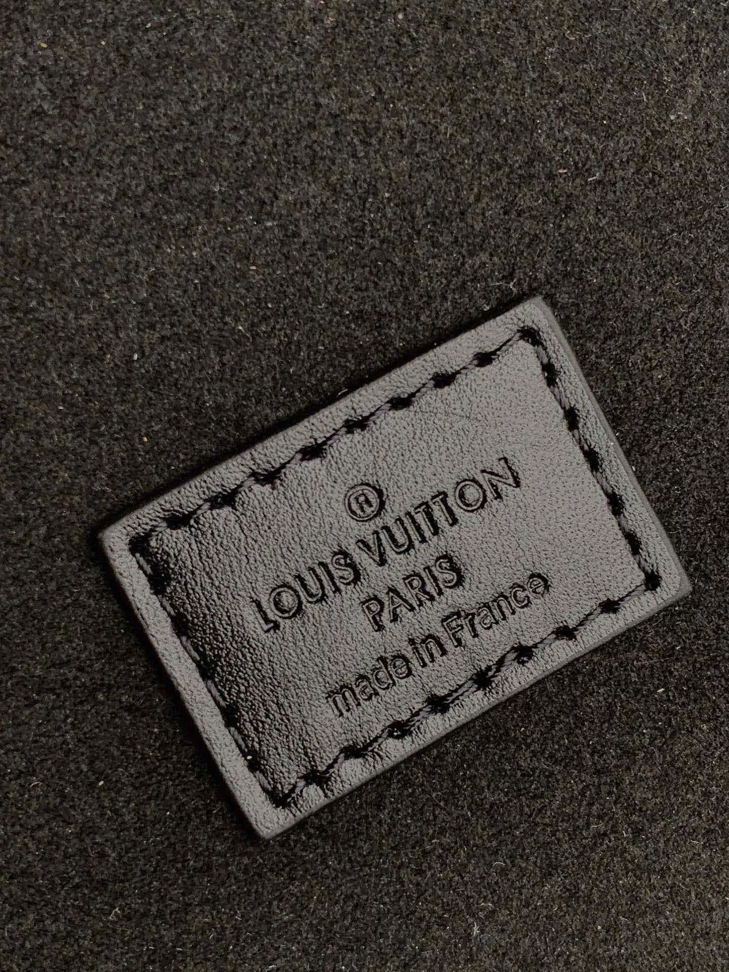 LV 27FW EJMGZXH 062 버킷백 8